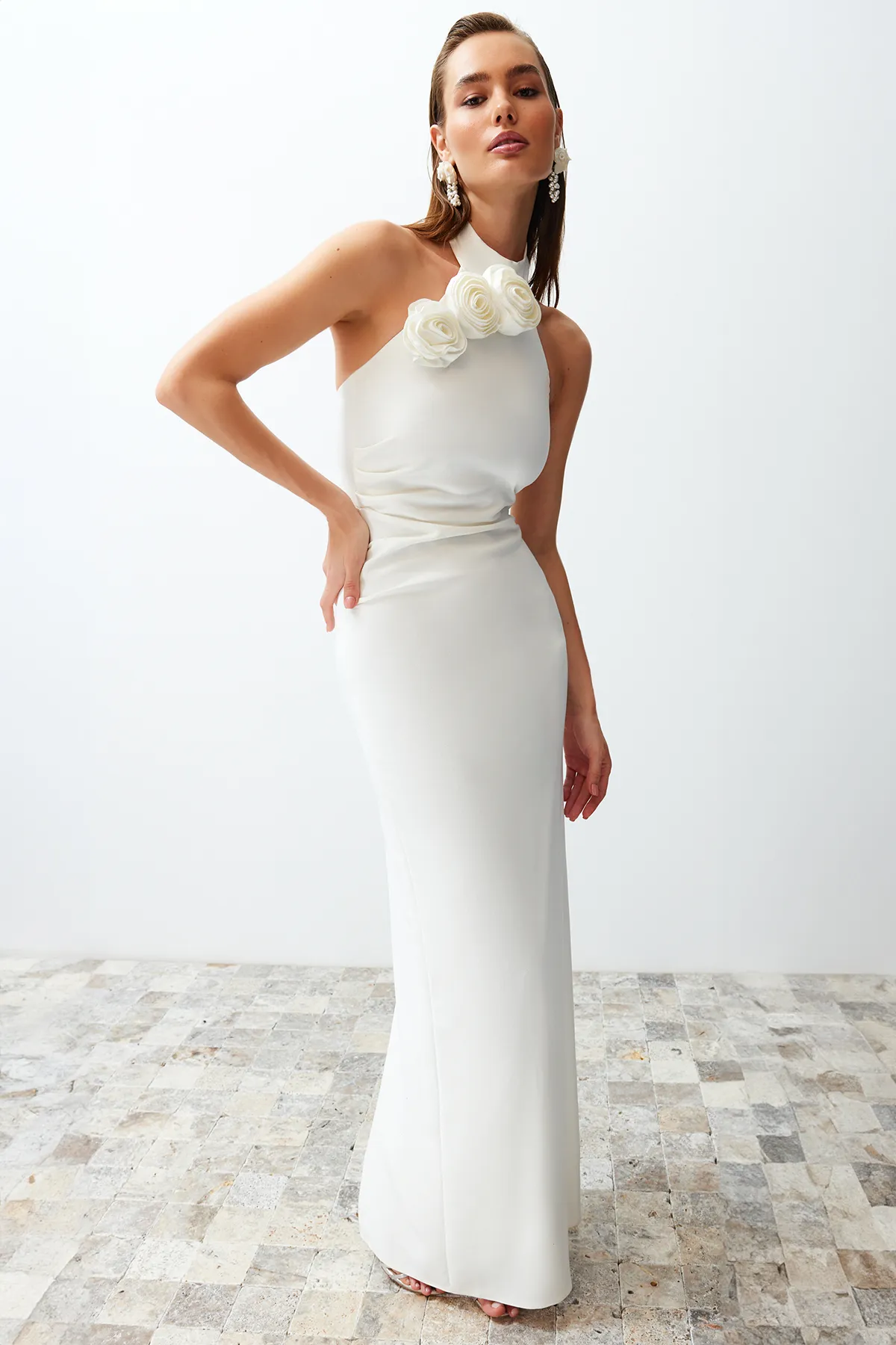 Trendyol Collection  Elegantes Braut-Abendkleid mit weißen Rosen und Details TPRSS24AE00011