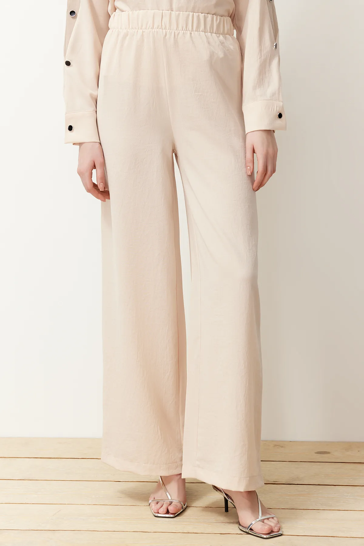 Trendyol Modest  Gewebtes Aerobin-Unterteil mit Steinknopfdetails und Farbblockierung, oberes Set TCTSS24US00046