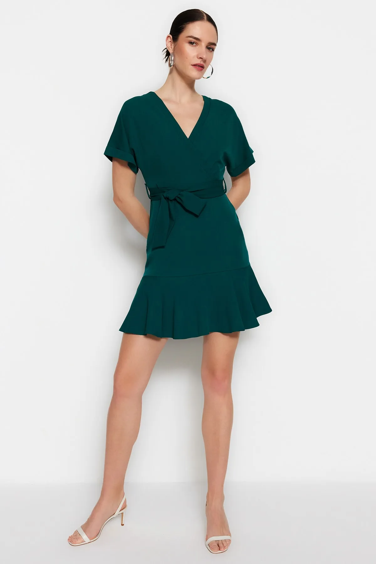 Trendyol Collection  Grünes Mini-Webkleid mit Gürtel und Rüschen, zweireihigem Kragen TWOSS20EL0944