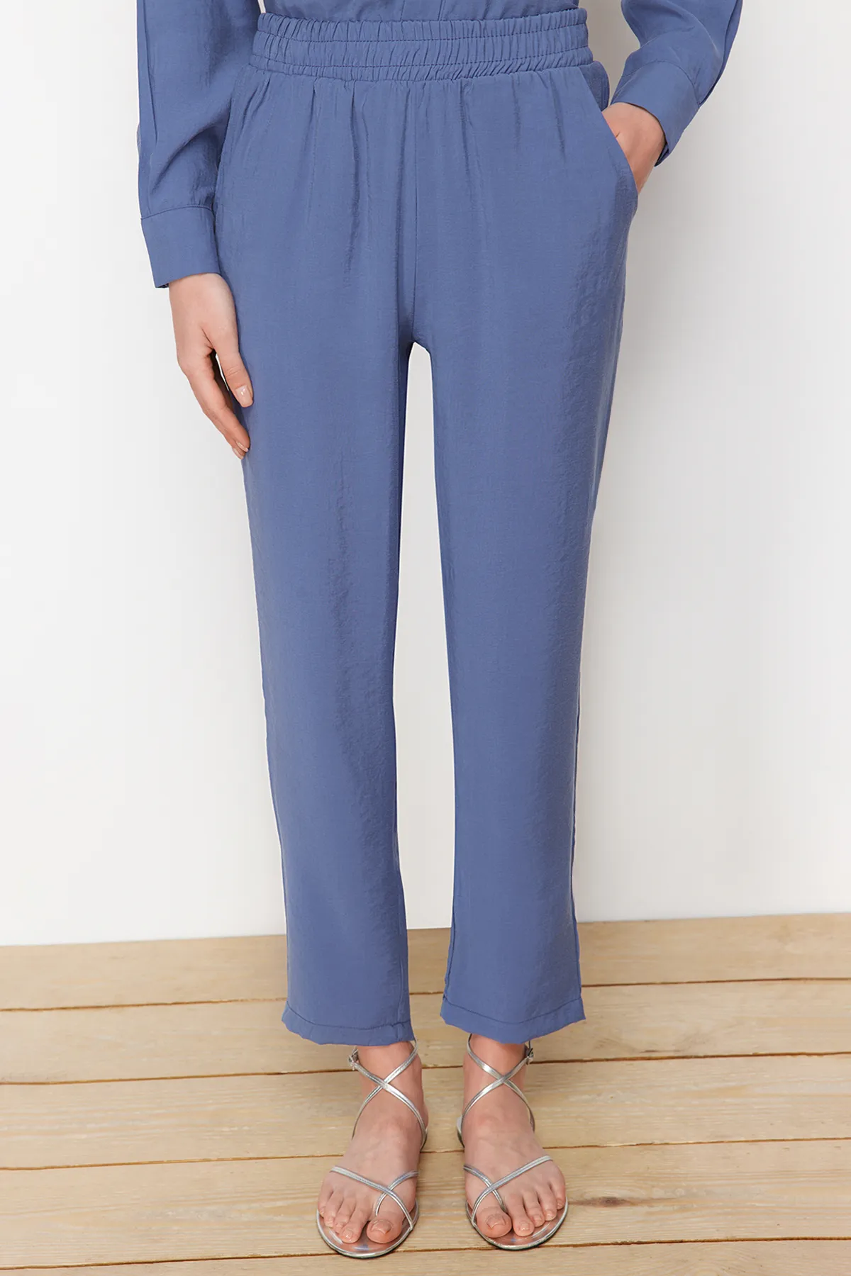 Trendyol Modest  Blaues Set aus gewebtem Modalstoff mit Hemd und Hose unten TCTSS24US00058
