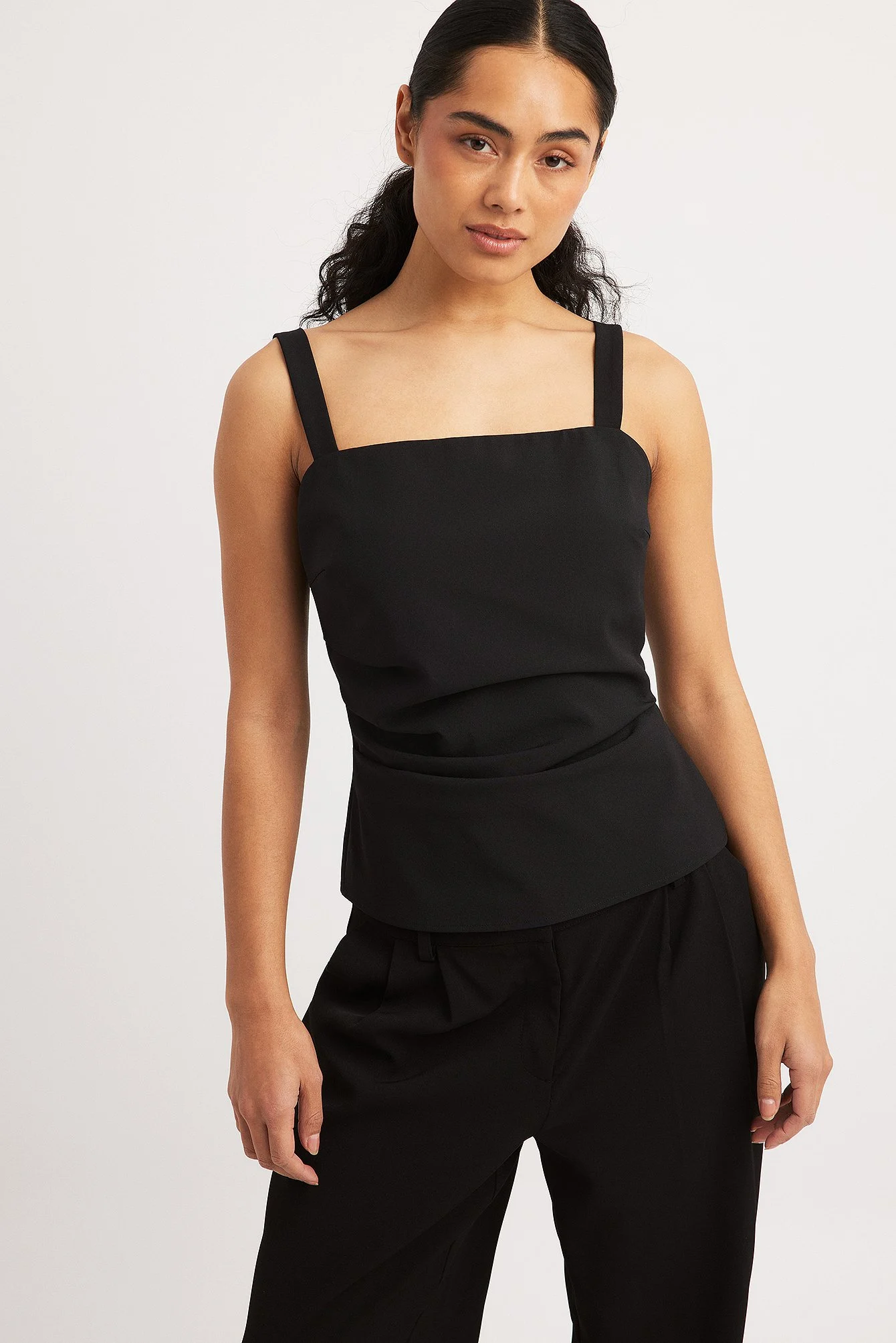 Tailliertes Singlet mit Rüschen