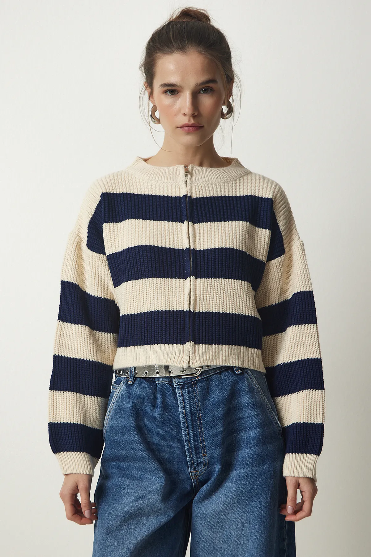 Happiness İstanbul  Cremefarbene, marineblaue Strickjacke mit Streifen und Reißverschluss für Damen MC00246