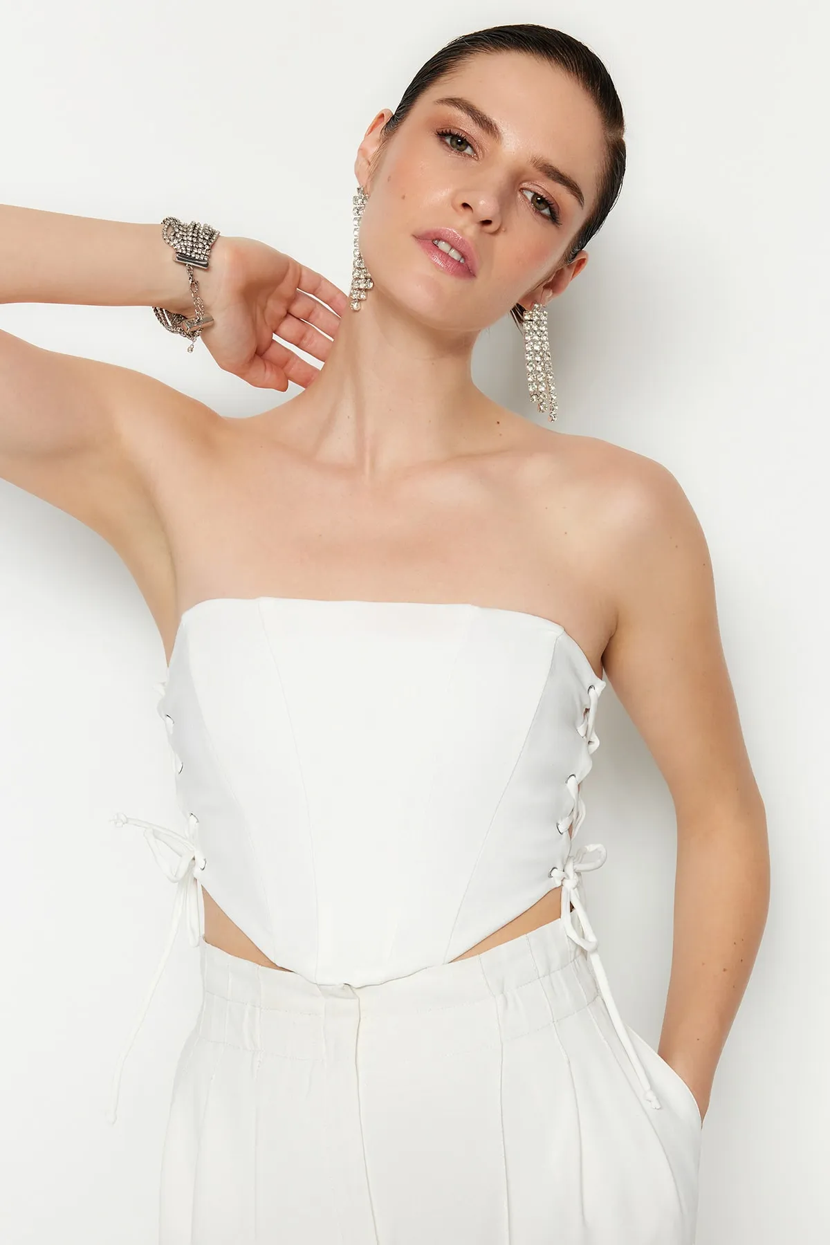 Trendyol Collection  Ecrufarbenes Bügel-Bustier zum Binden TPRSS22BS0026
