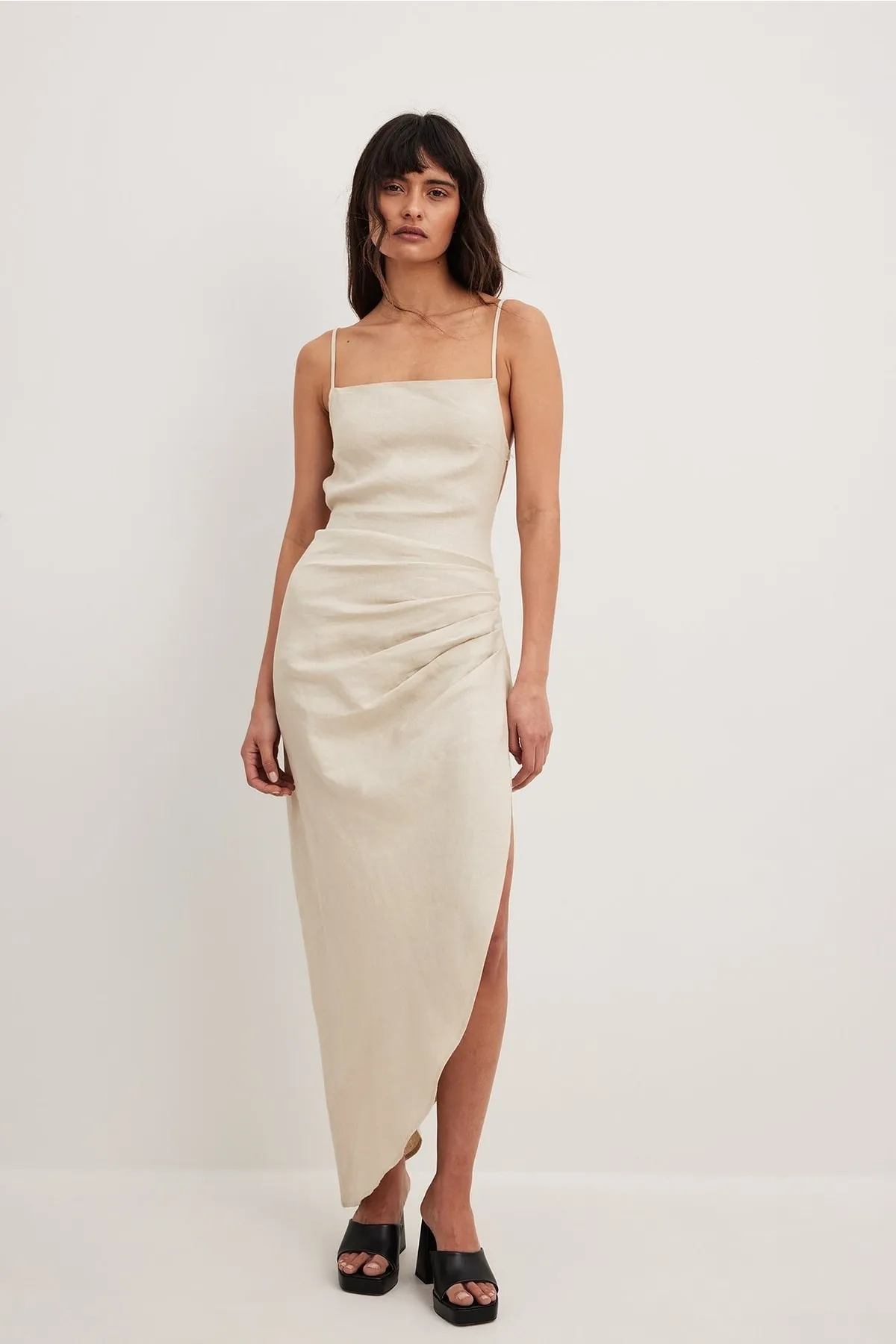 NA-KD  Drapiertes Leinenkleid.
