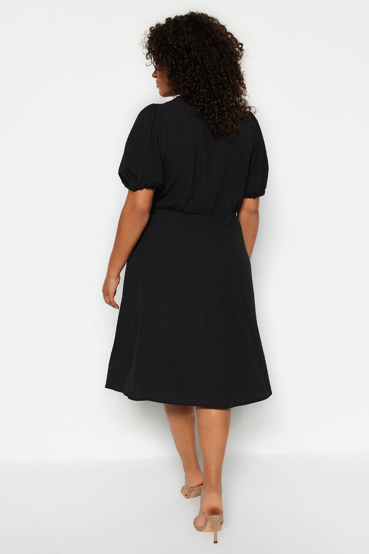Trendyol Curve  Schwarzes gewebtes Kleid mit Knöpfen TBBSS23AH00208
