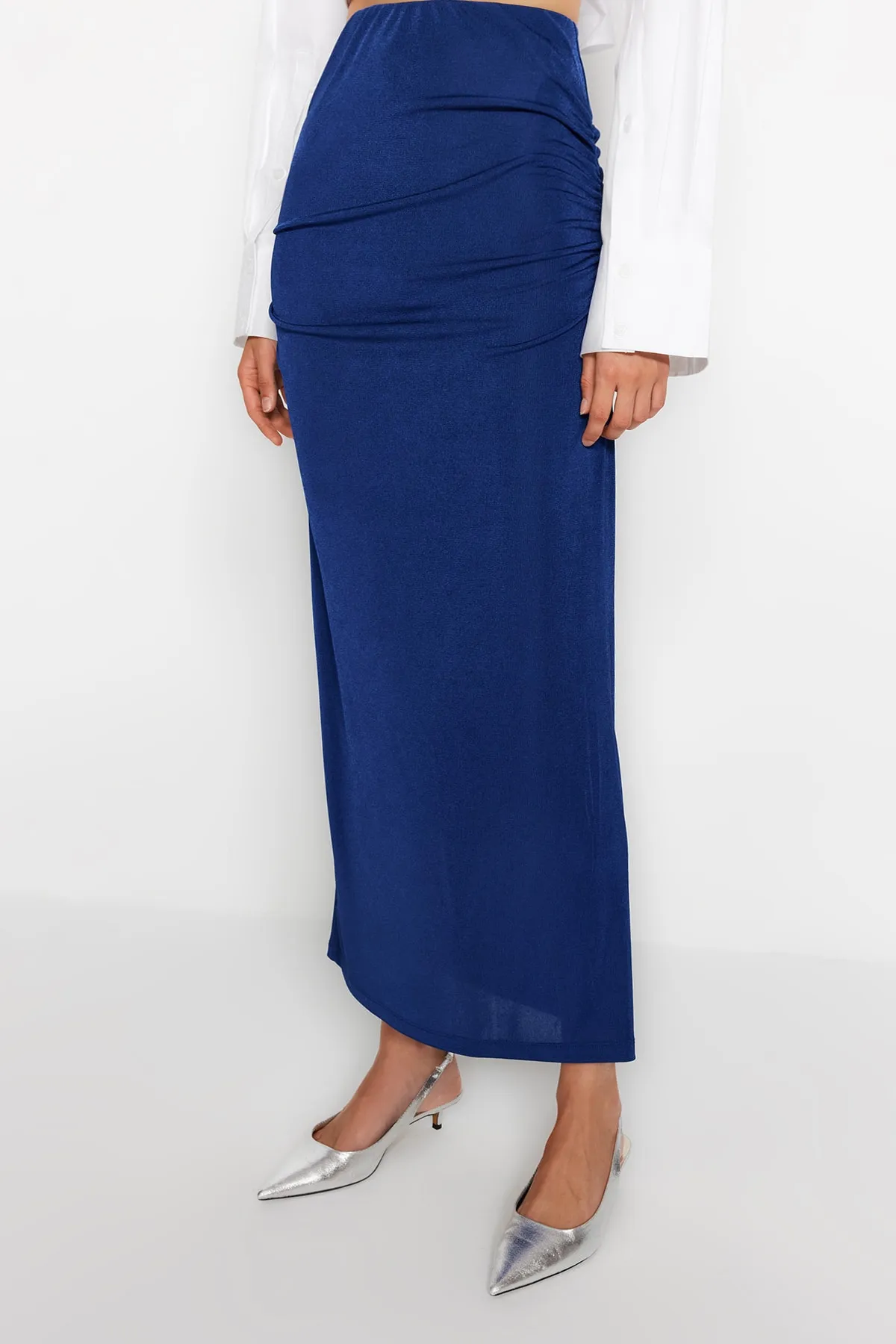 Trendyol Collection  Marineblauer, drapierter Maxi-Strickrock mit hochwertiger, glänzender Oberfläche und weicher Textur TWOAW24ET00090