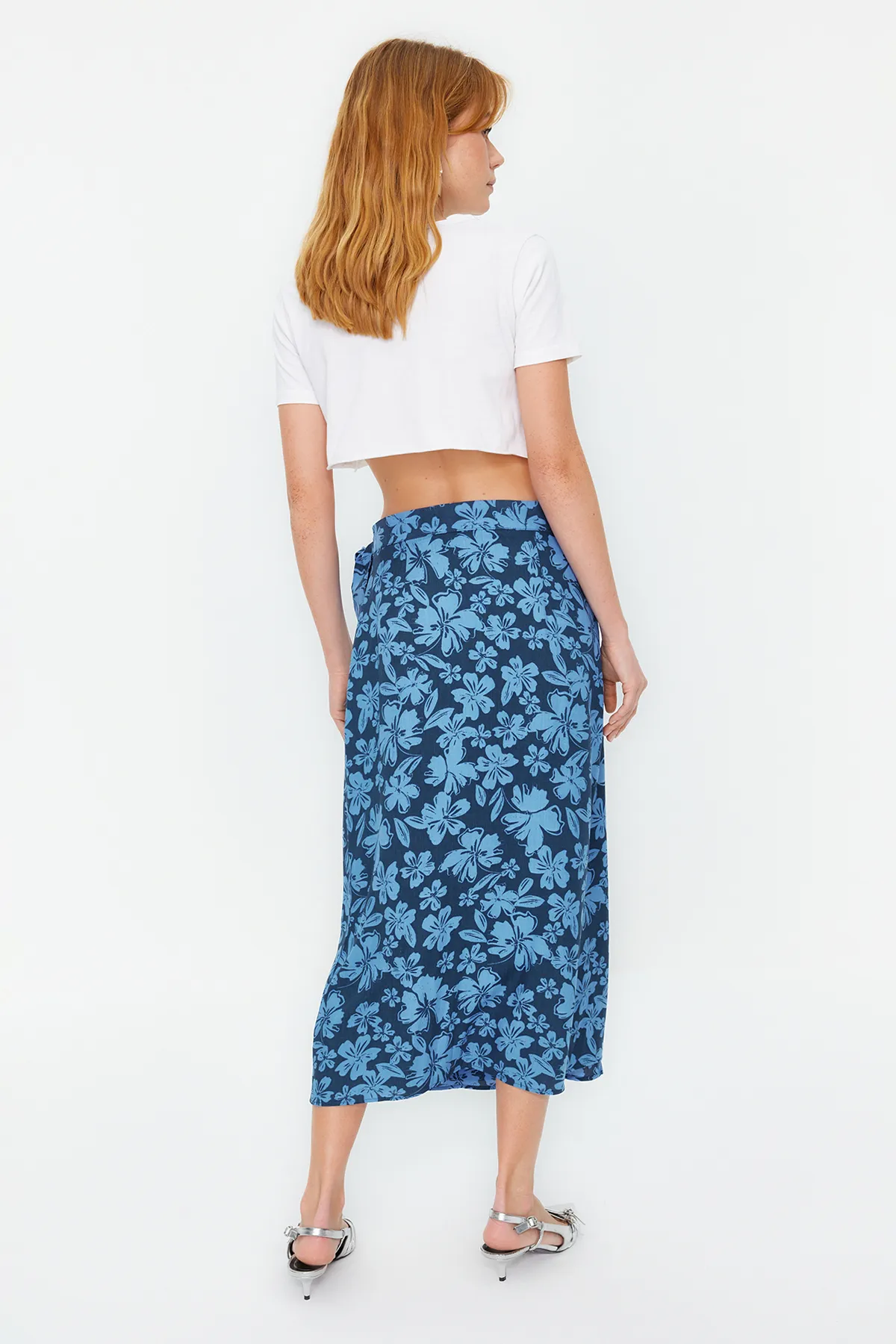 Trendyol Collection  Zweireihiger Midirock aus Viskosestoff mit blauem Blumenmuster - TWOSS23ET00294