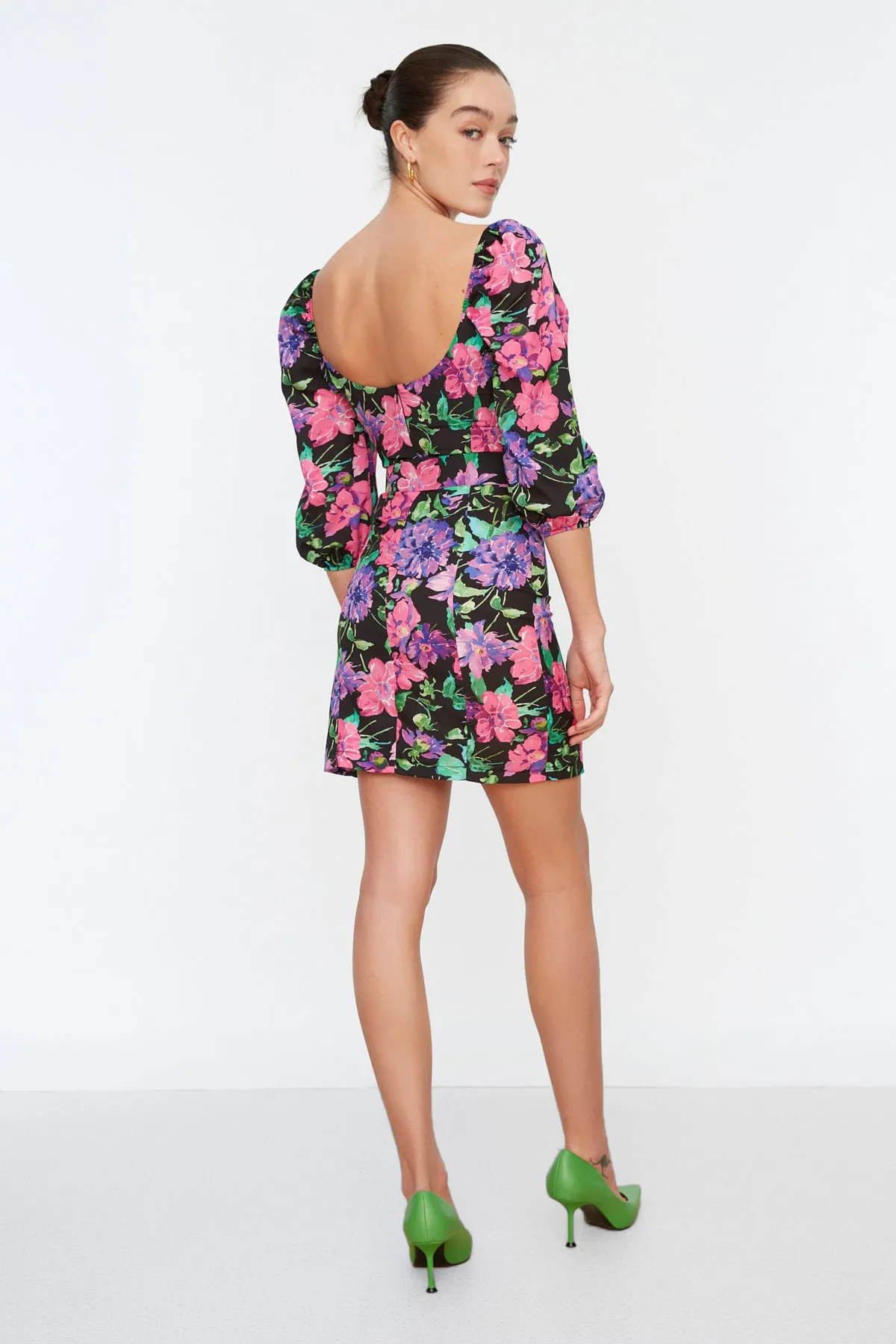 Trendyol Collection  Geblümtes A-Linien-Minikleid mit Ballonärmeln und mehrfarbigem Gürtel TWOSS22EL0301