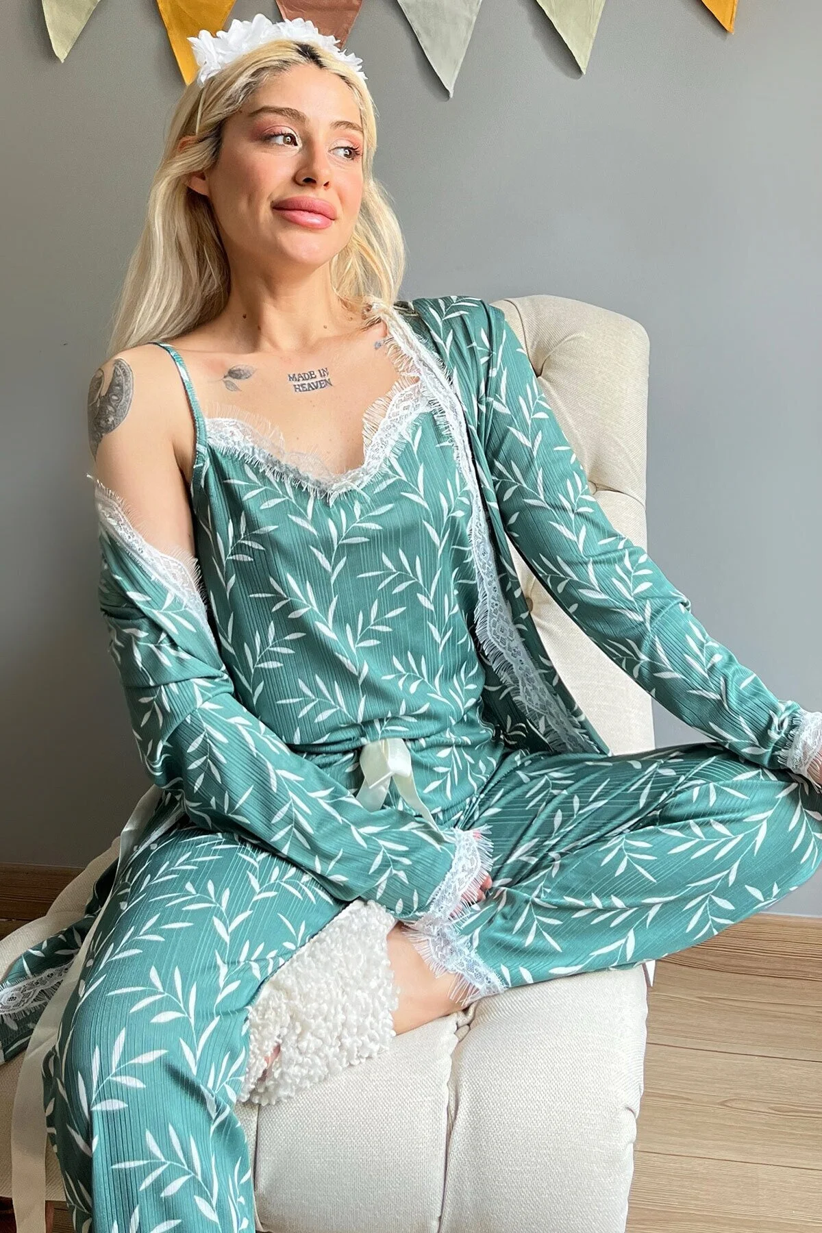 Pijamaevi  Pegasus-Pyjama-Set mit grünem Olivenzweig-gemustertem Morgenmantel