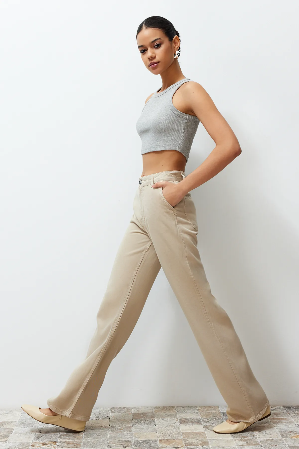 Trendyol Collection  Beige Jeans mit niedriger Taille und weitem Bein, 100 % Tencel™ TWOSS23JE00219