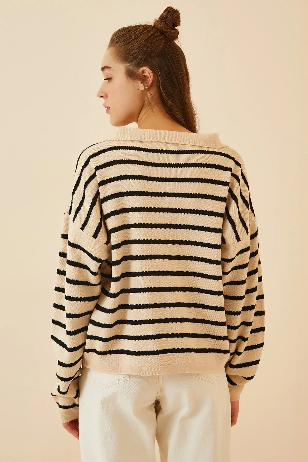 Happiness İstanbul  Kurzes Strick-Sweatshirt mit Polokragen für Damen in Dunkelcreme US00293