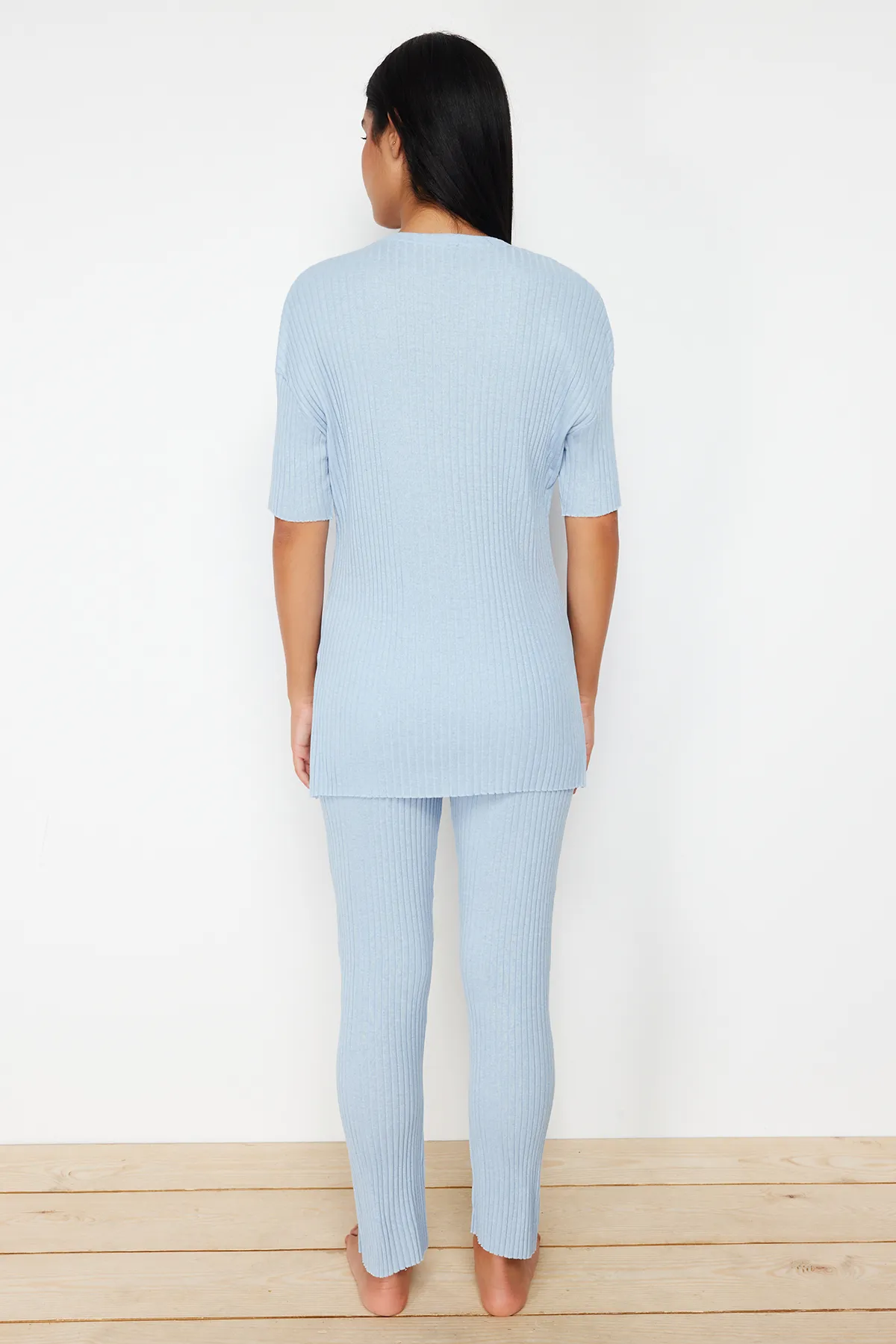 Trendyol Collection  Blaues, gestricktes Pyjama-Set aus schnurgebundener Baumwolle mit Schlitz und detailliertem Muster THMSS24PT00178