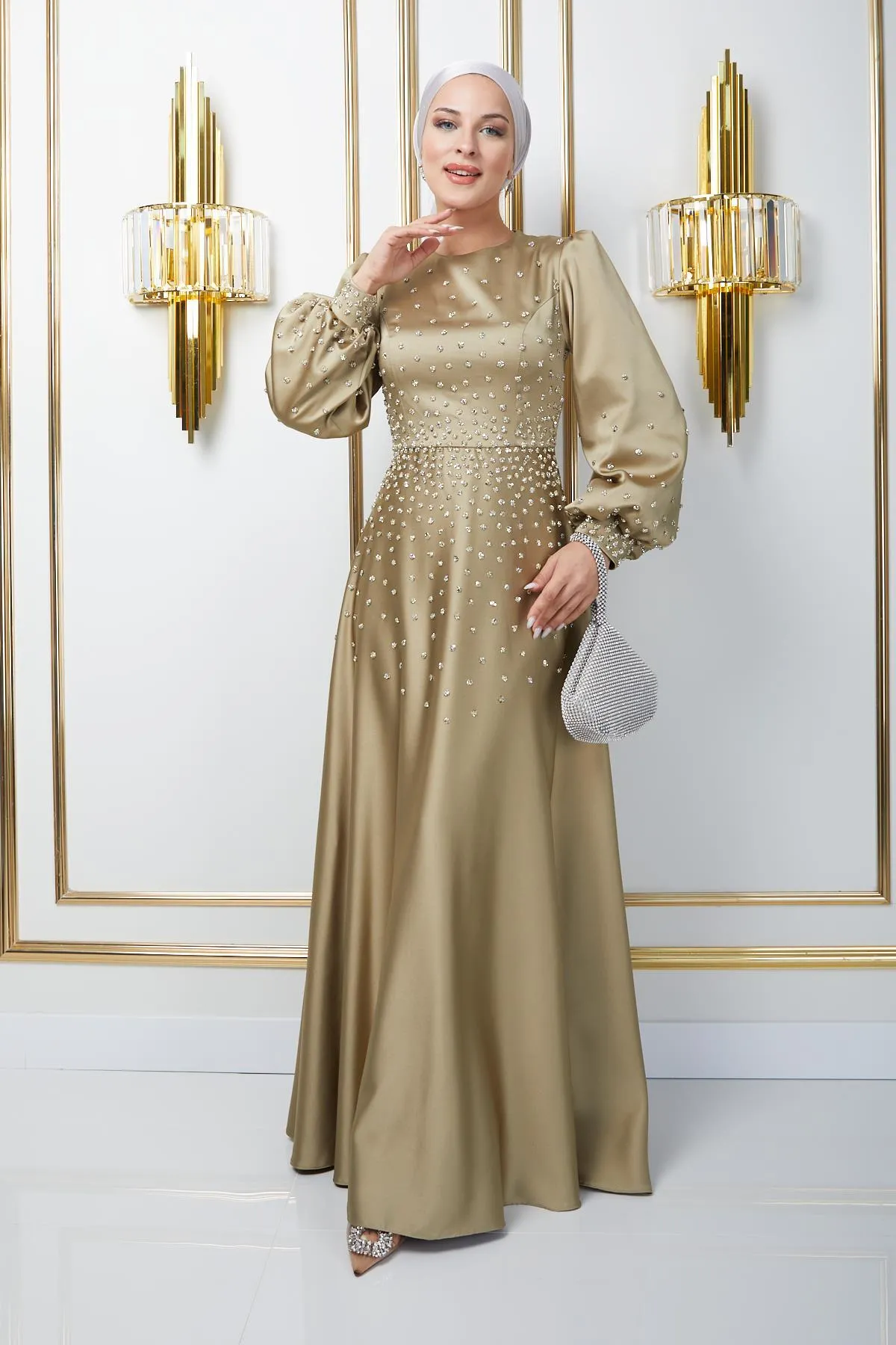 Olcay  Satin Abendkleid mit verteilten Steindetails auf der Vorderseite und den Ärmeln ÖLGRÜN 1658