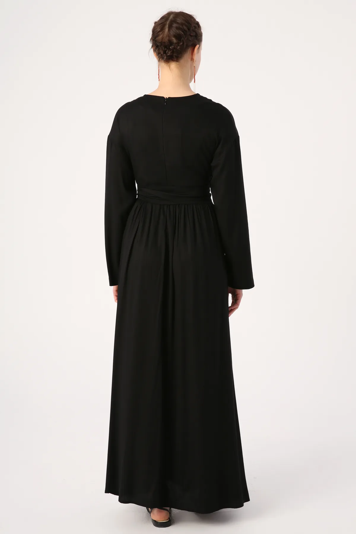 ALLDAY  Schwarzes Viskosekleid mit Rundhalsausschnitt und Bindedetail an der Taille