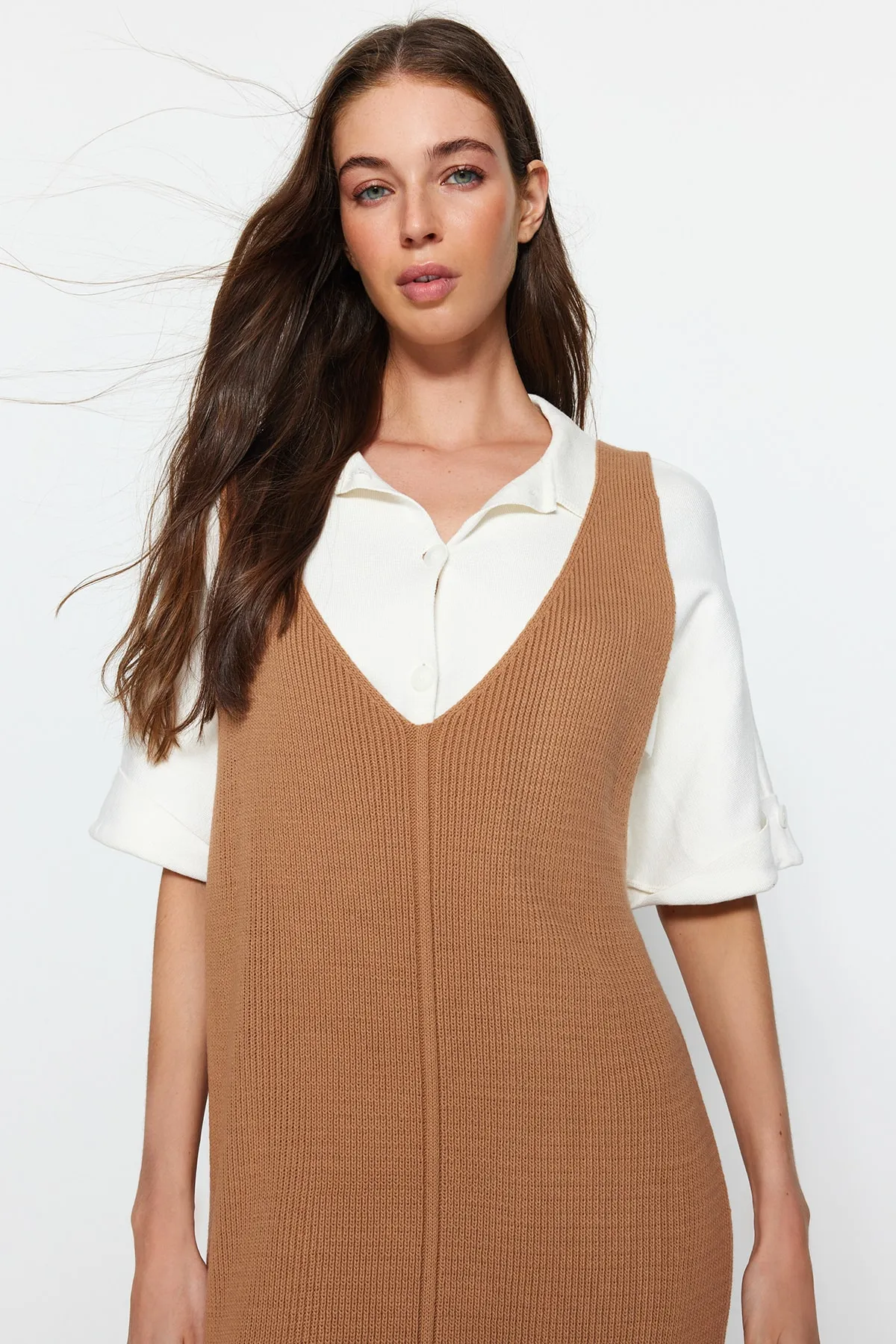 Trendyol Collection  Beiges Maxi-Strickkleid mit V-Ausschnitt TWOAW24EL00011