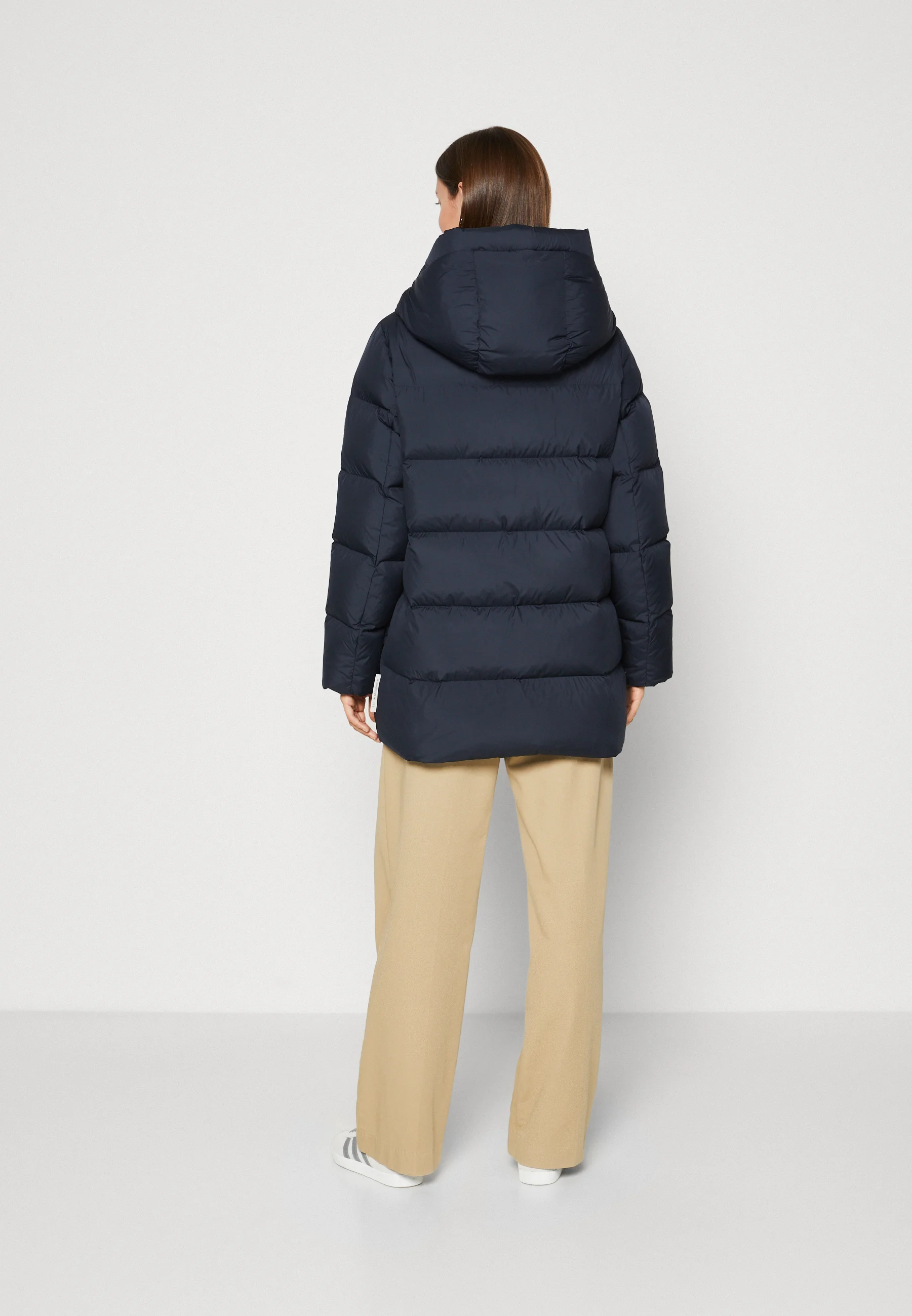 Marc O'Polo CHAQUETA DE LARGO MEDIO CON CAPUCHA FIJA Y BOLSILLOS DE RIBETE - Chaqueta de plumas