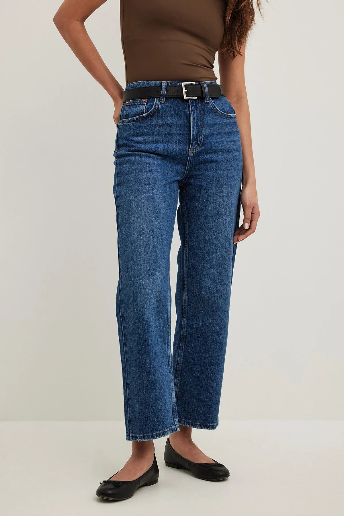 NA-KD  Gerade geschnittene, verkürzte Jeans mit hoher Taille