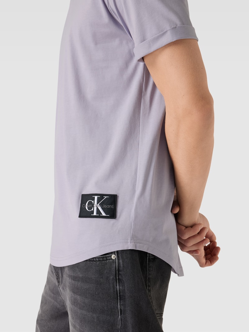 T-Shirt aus Baumwolle mit Label-Detail Modell 'BADGE' in lavendel