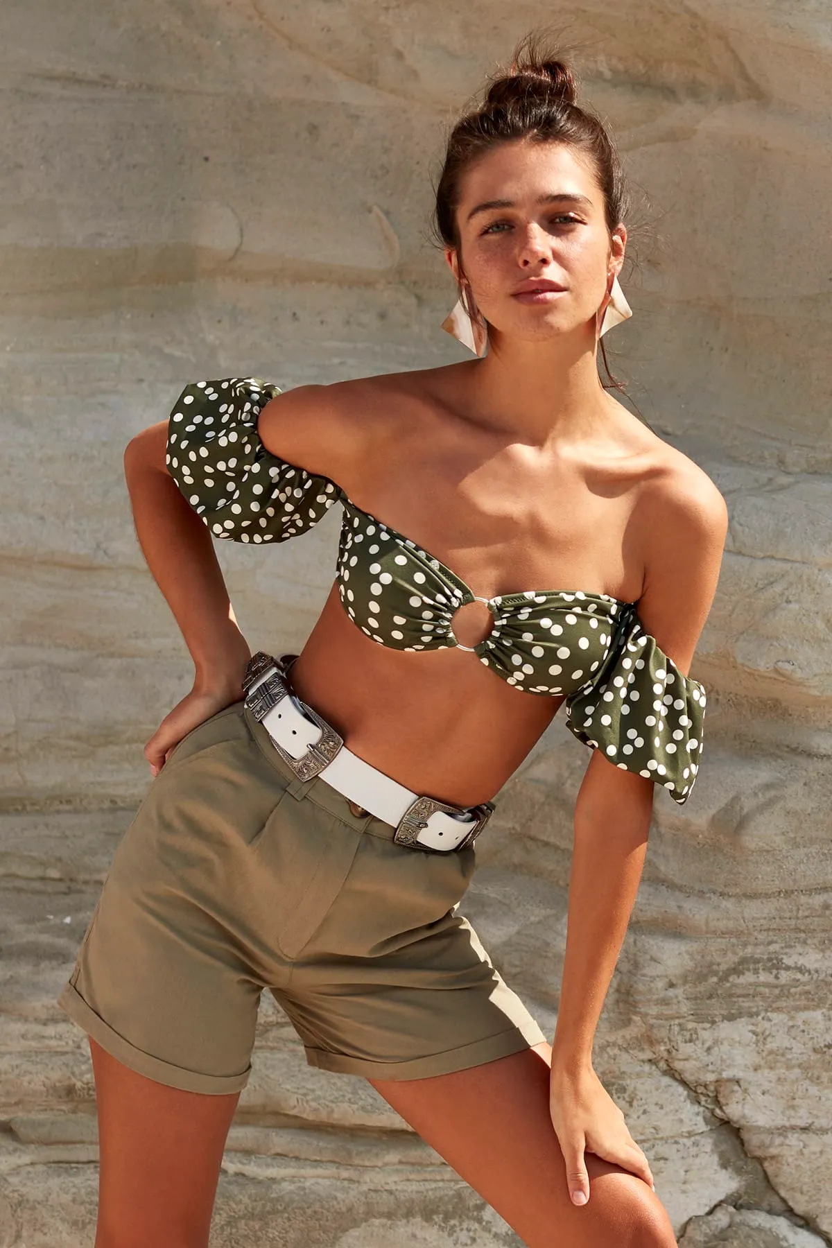 Trendyol Collection  Khakifarbene gewebte Shorts mit Gürteldetail TWOSS19IE0062