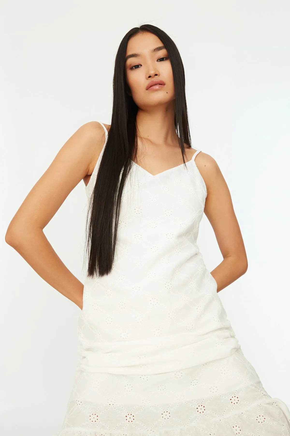 Trendyol Collection  Weißes, gewebtes Kleid mit Trägerstickerei und Stickerei TWOSS21EL3001