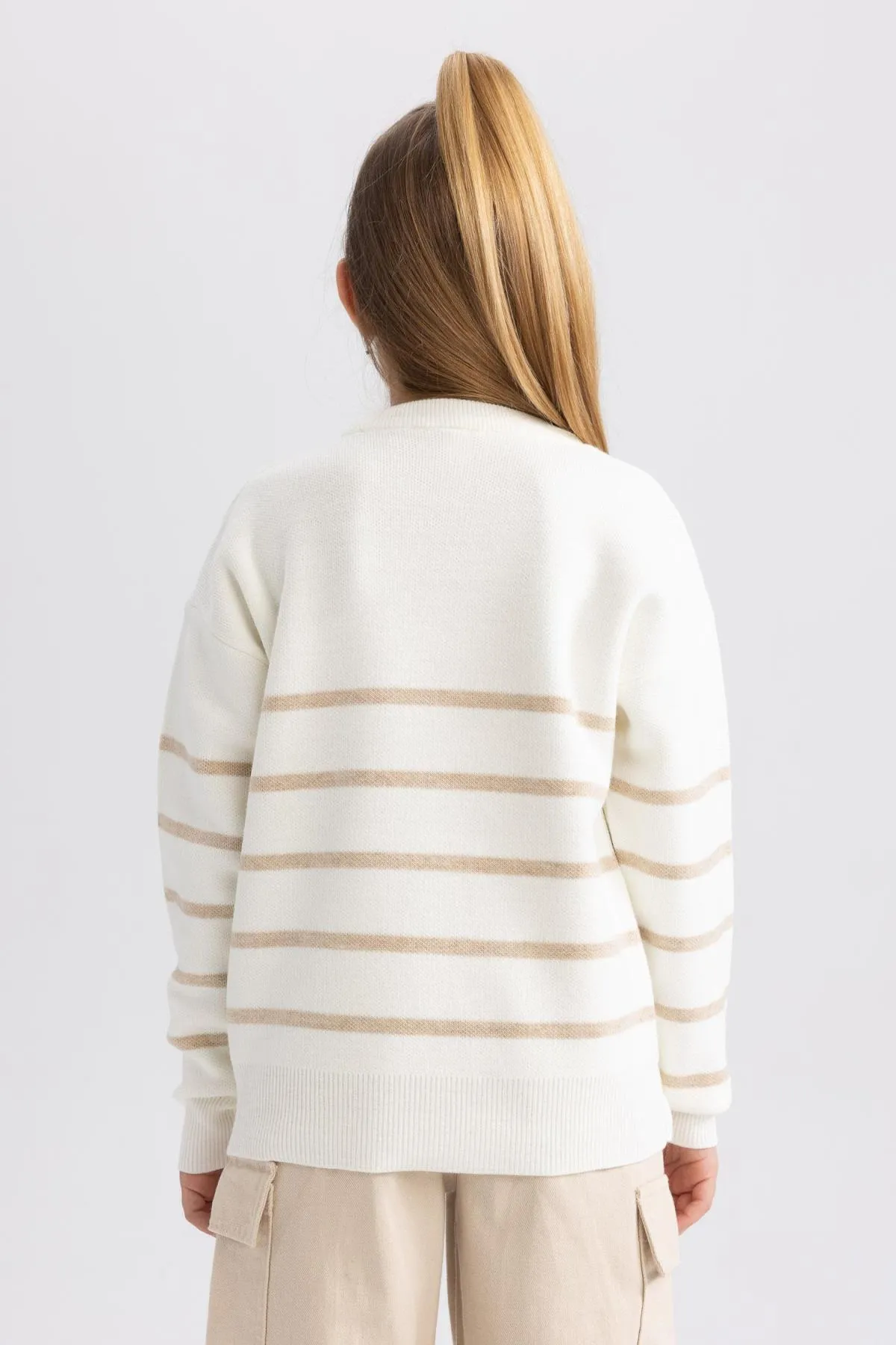 DeFacto  Strickpullover für Mädchen mit normaler Passform und Rundhalsausschnitt