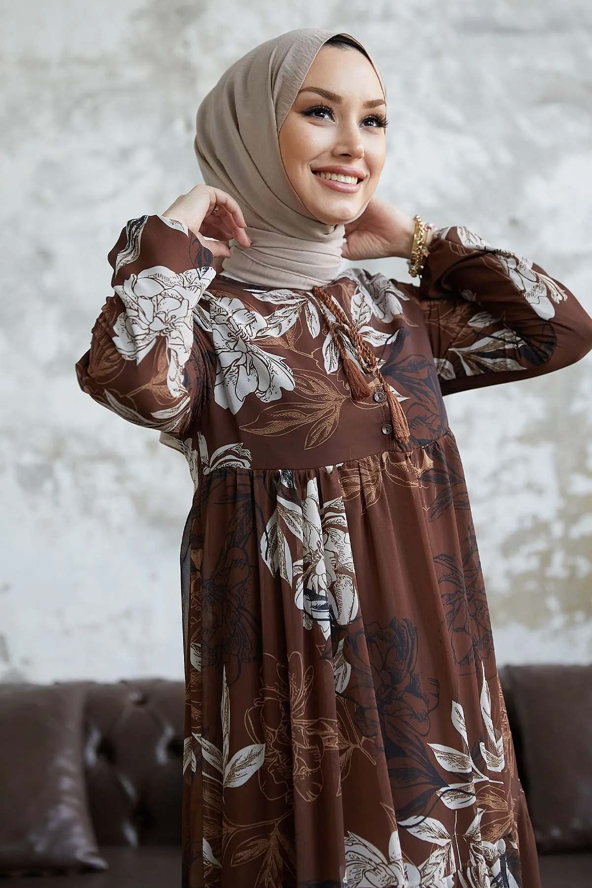 InStyle  Jalya Chiffonkleid mit geknöpftem Kragen und Schnürung – Braun