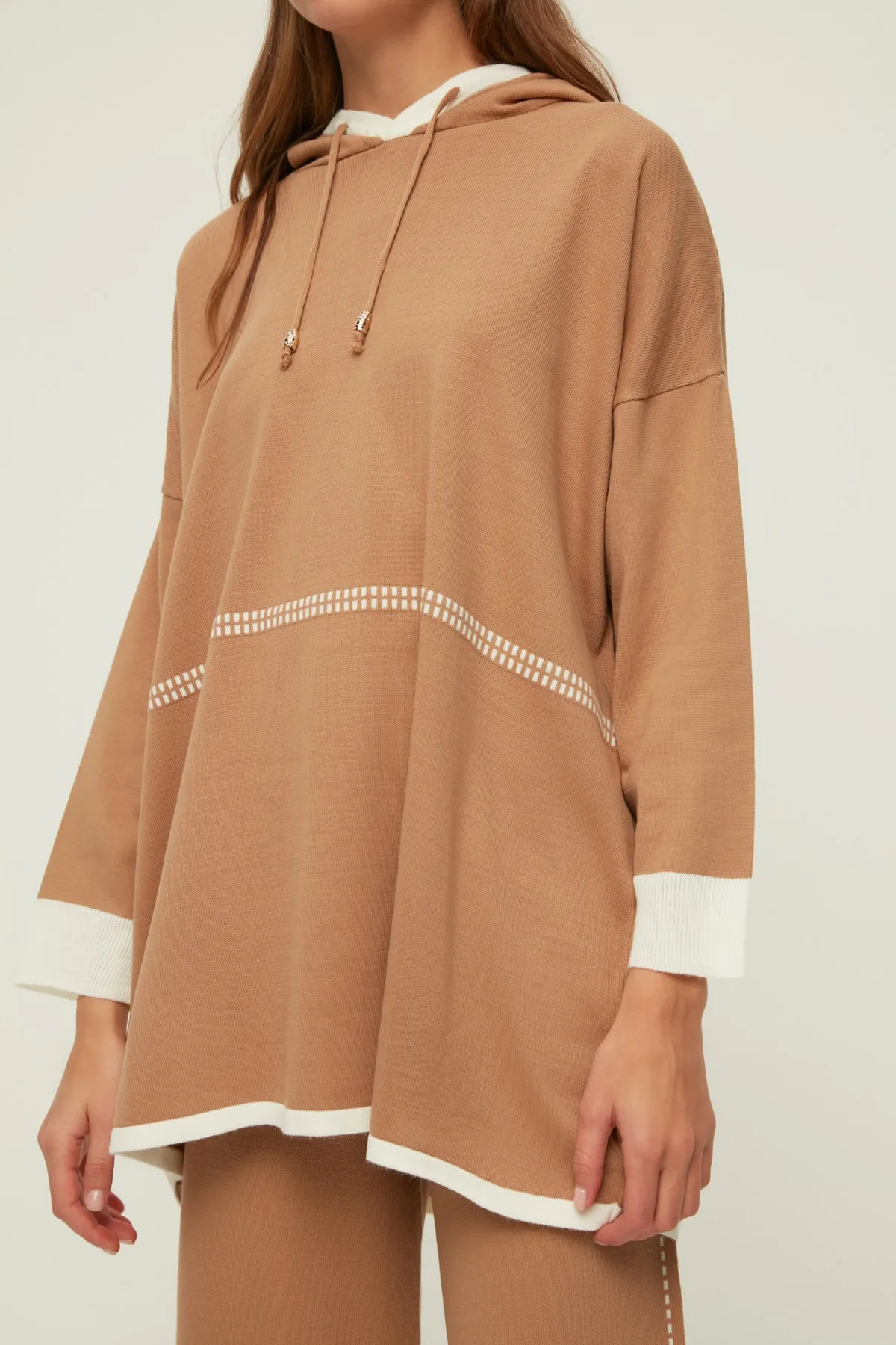 Trendyol Modest  Kamelfarbenes Strickset aus Sweatshirt und Hose mit Kapuze und Kontrastnähten TCTAW22US0125