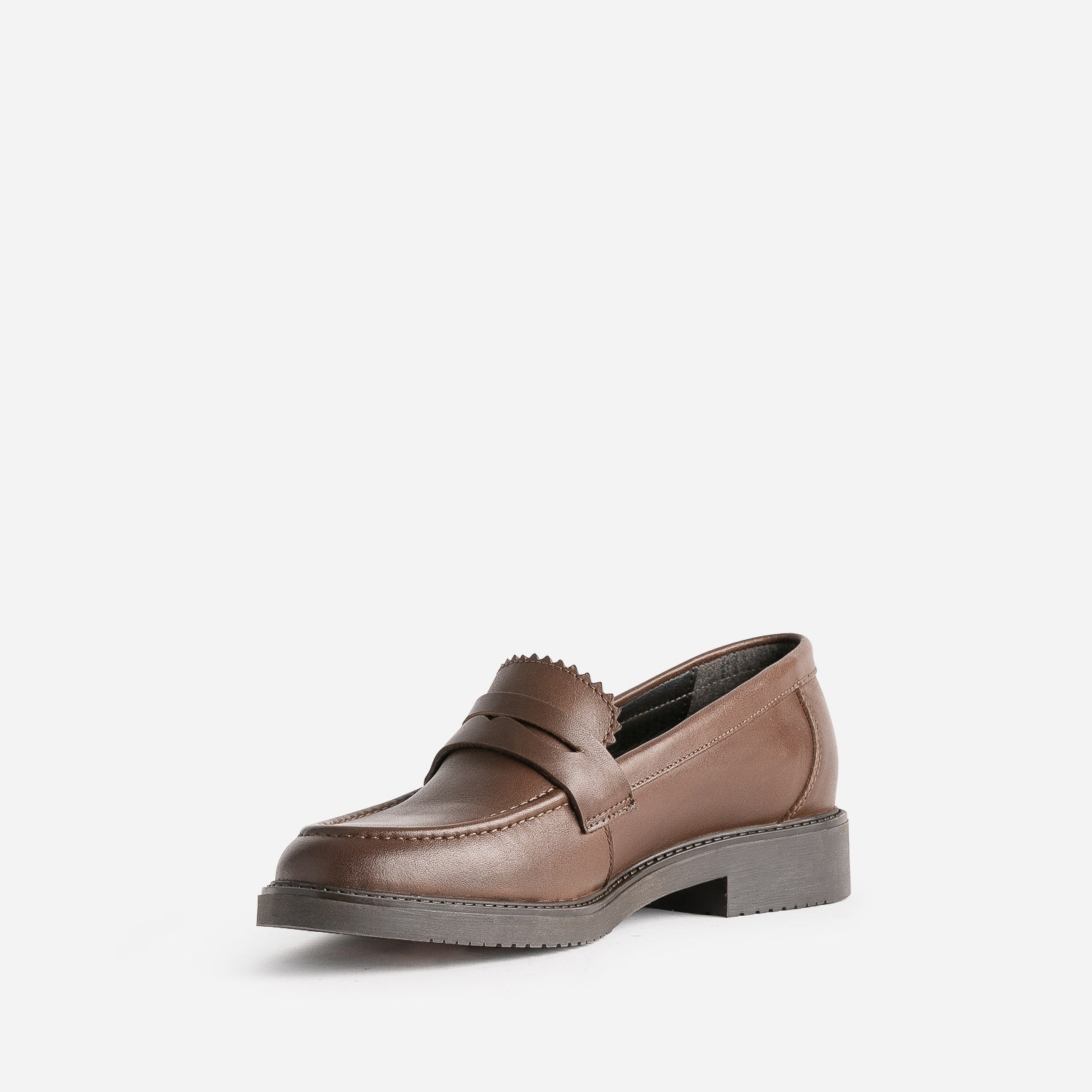 Mocassin marron éco-conçu en cuir bord cranté