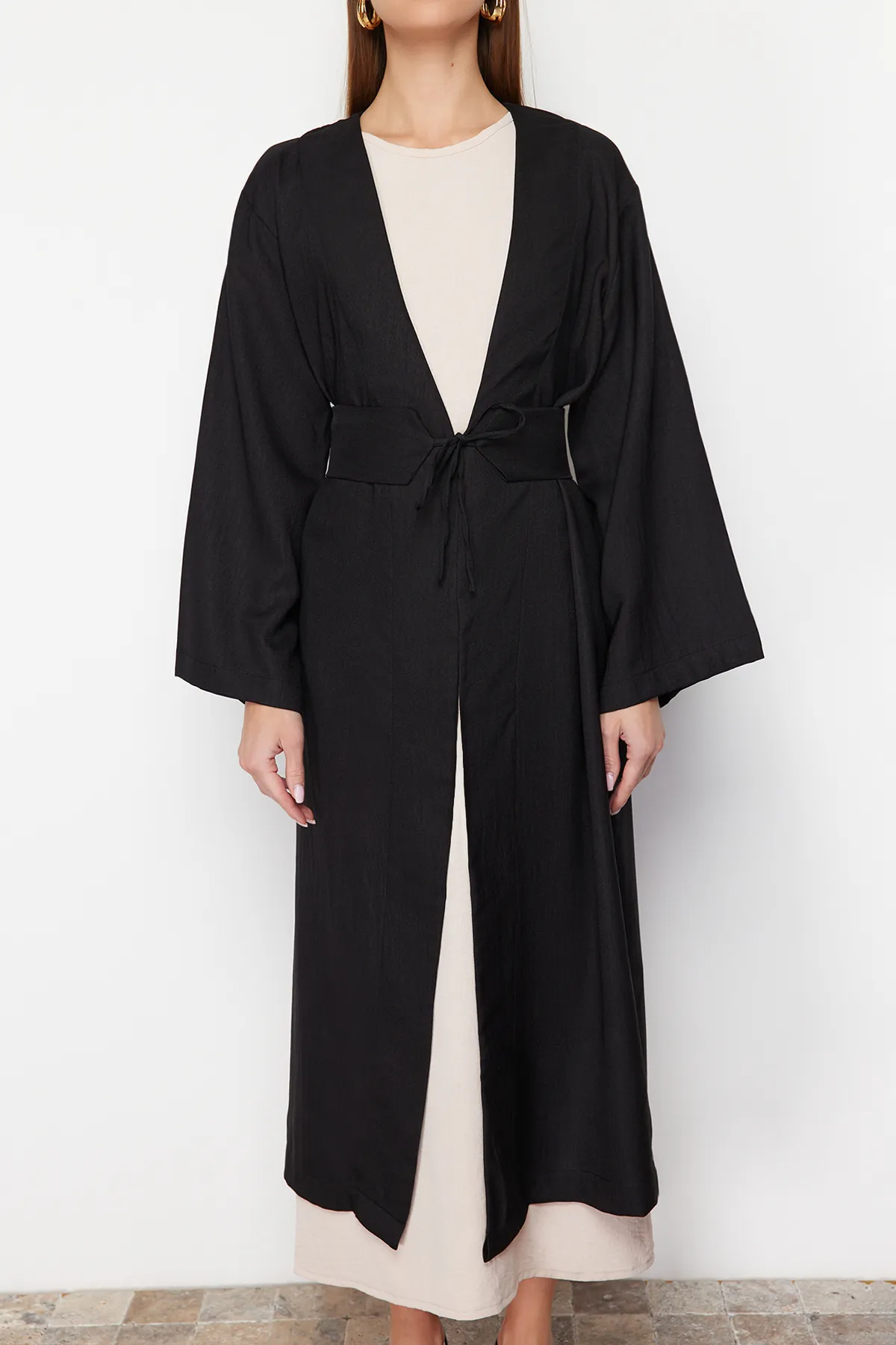 Trendyol Modest  Schwarzer gewebter Kimono und Kaftan in Leinenoptik mit Bindedetail an der Taille TCTSS24KK00001
