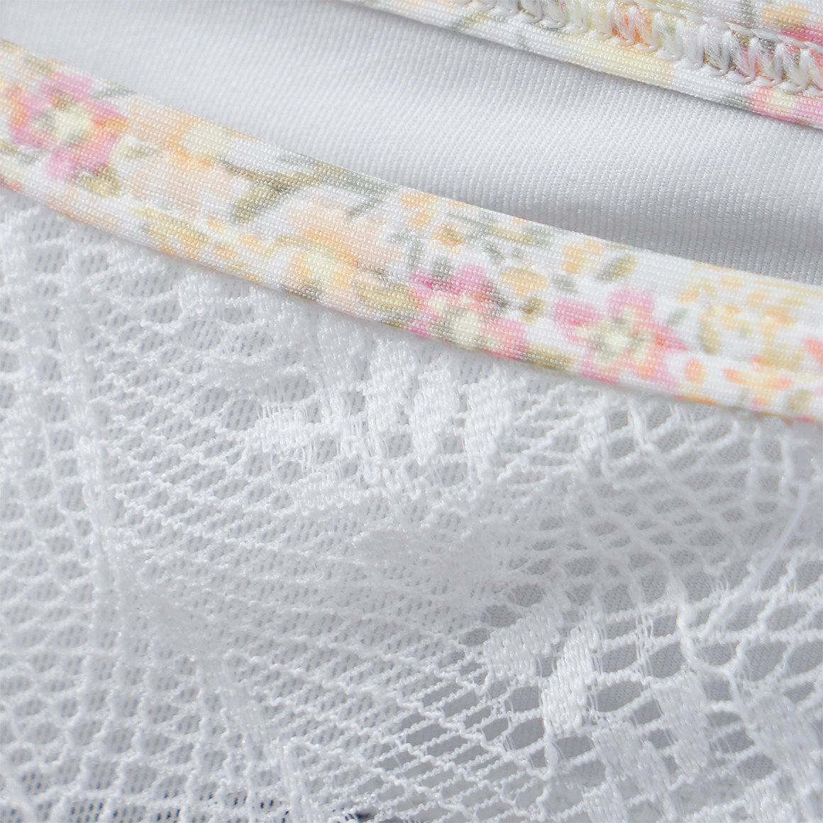 Damen String mit floraler Spitze