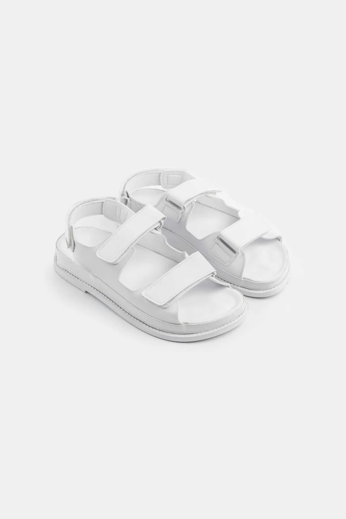 NİŞANTAŞI SHOES  Julia Weiße, matte Damensandalen mit Klettverschluss und flacher Sohle