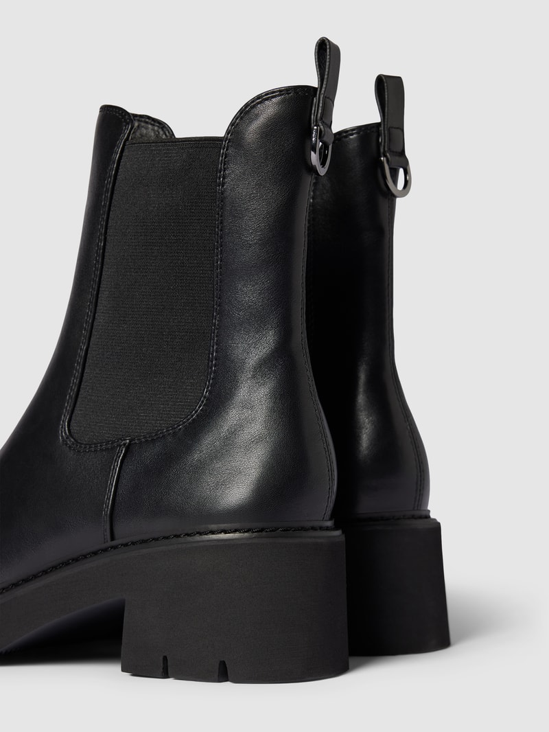Chelsea Boots mit abgerundeter Spitze in schwarz