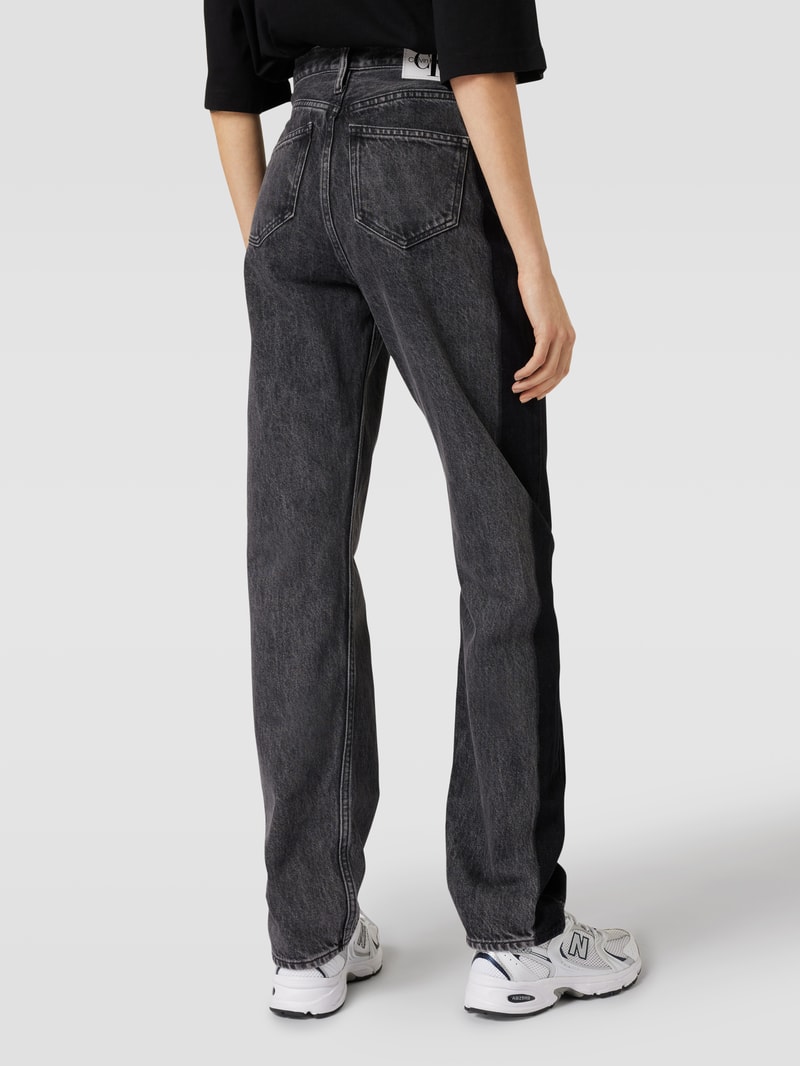 High Rise Jeans mit Coloured Denim in schwarz