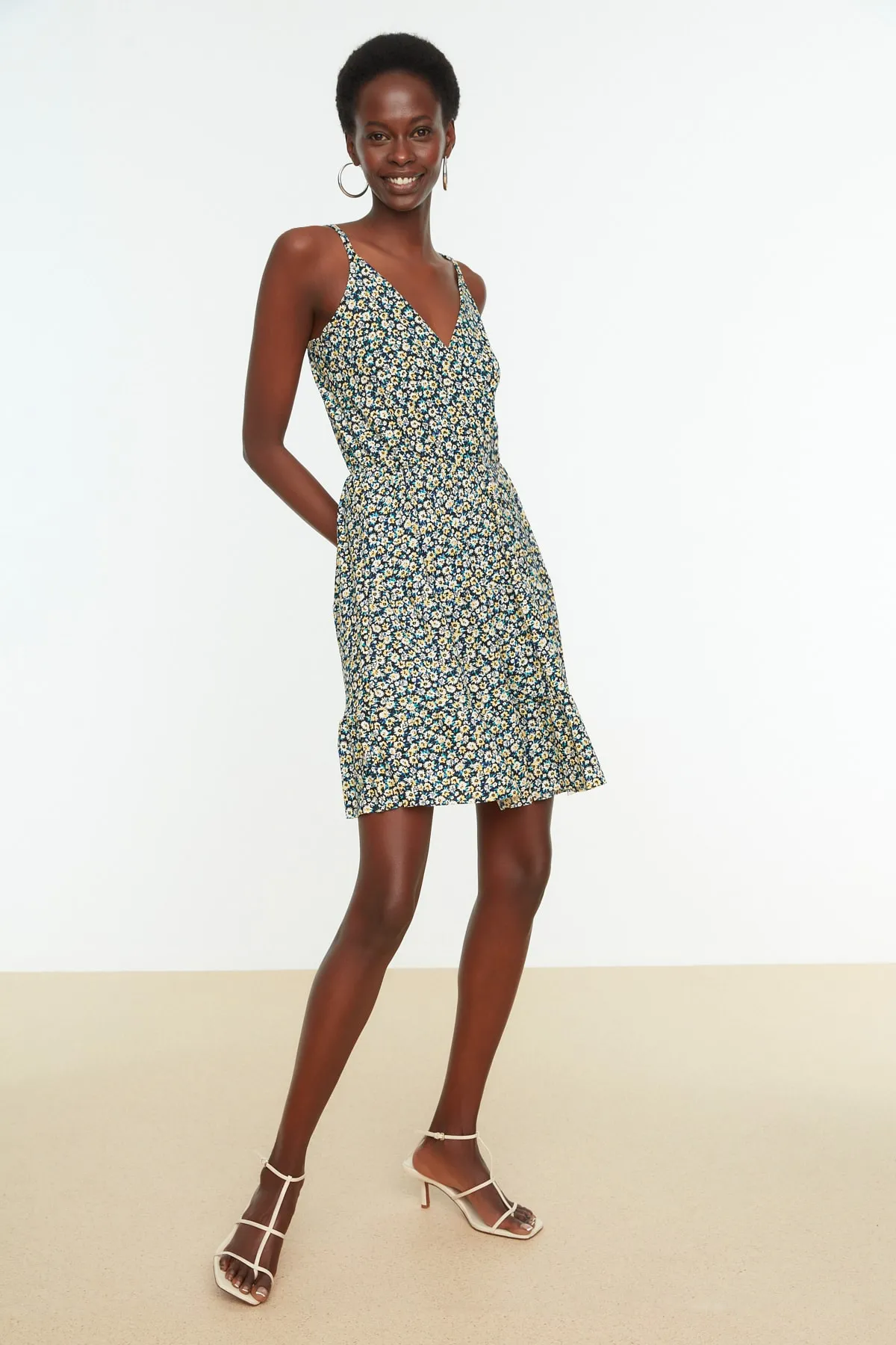 Trendyol Collection  Mehrfarbig gemustertes, zweireihiges, dehnbares Mini-Strickkleid mit Ausschnitt TWOSS21EL1554