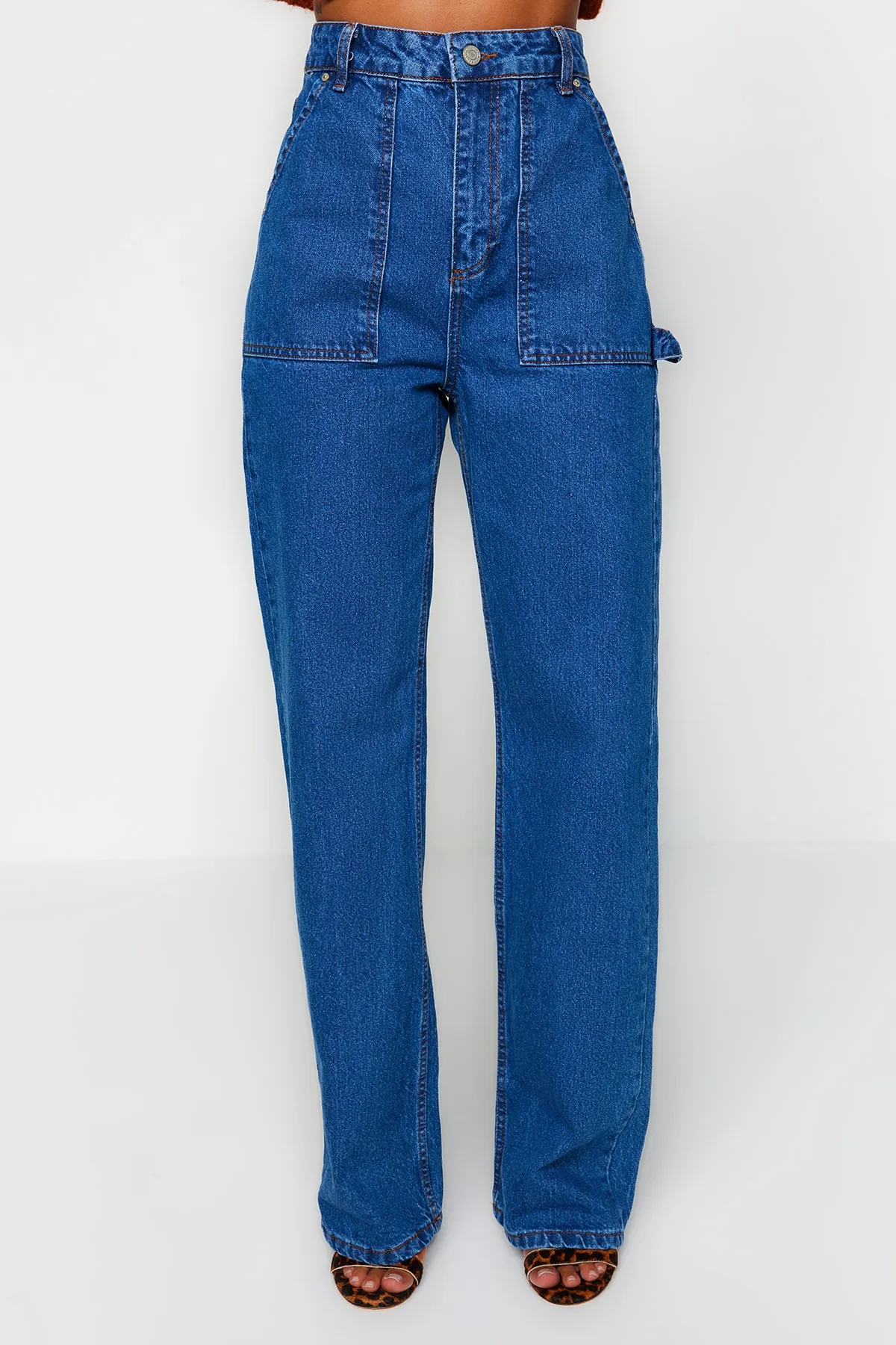 Trendyol Collection  Blaue Jeans mit hoher Taille und weitem Bein und Taschendetail TWOAW22JE0595