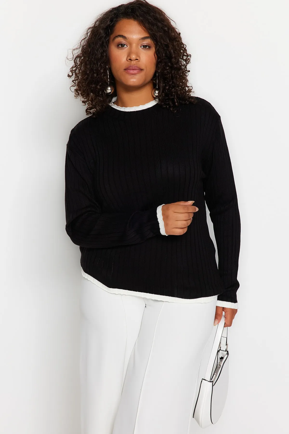 Trendyol Curve  Schwarzer, gestreifter Strickpullover mit detaillierten Details