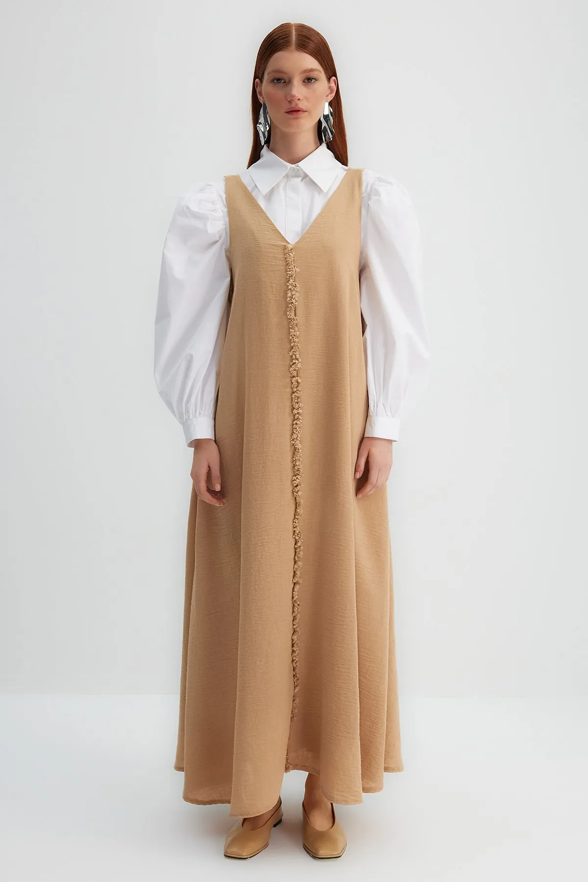 Trendyol Modest  X Kevser Sarıoglu Beiges gewebtes Gilet-Kleid mit Gürtel und Quastendetail TCLSS23EB00000