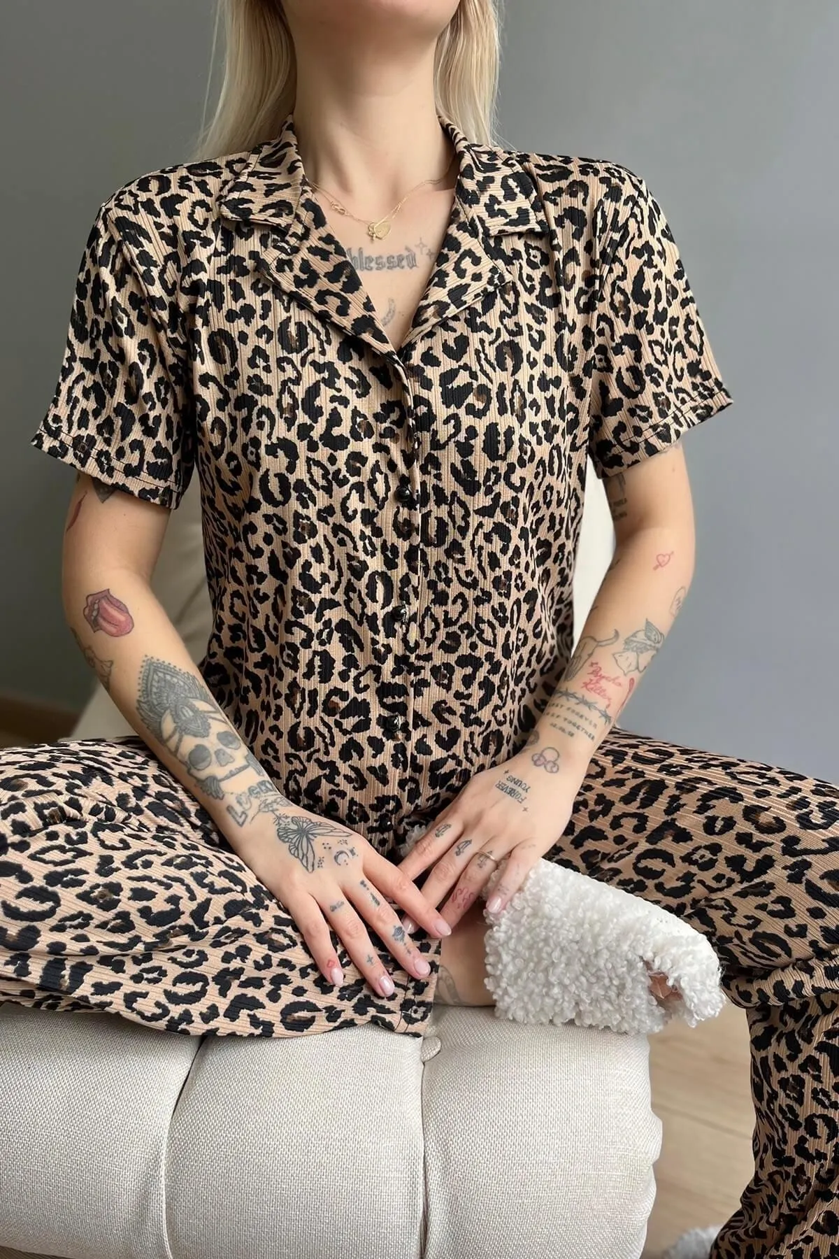 Pijamaevi  Kurzarm-Damenpyjama mit Leopardenmuster und gestrickter Vorderseite mit Knöpfen