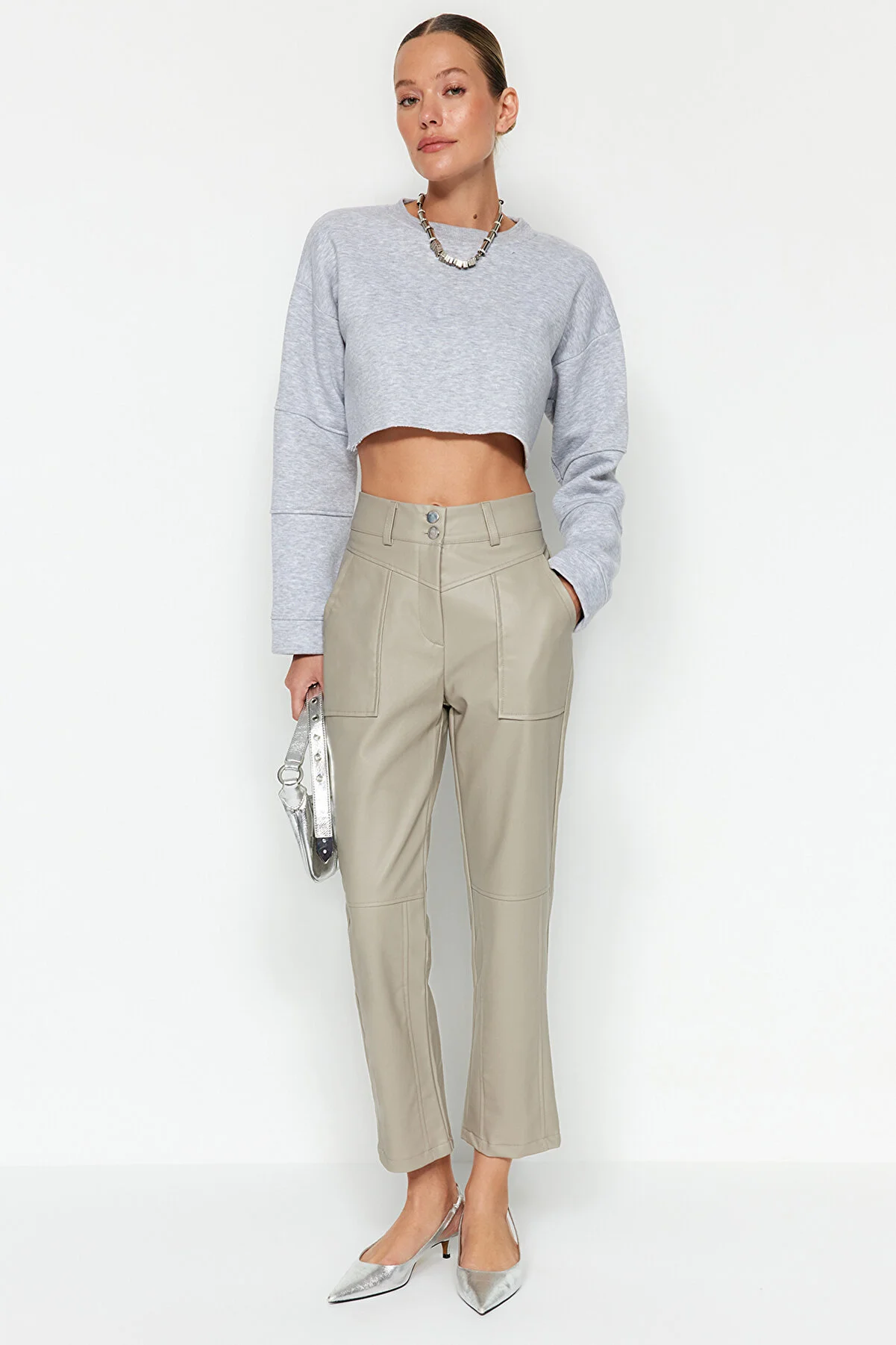 Trendyol Collection  Nerzfarbene Hose aus gewebtem Kunstleder im Zigarettenstil TWOAW22PL0347