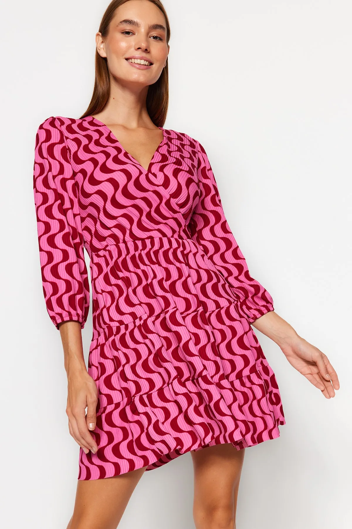 Trendyol Collection  Rotes Retro-bedrucktes Skater-/Zweireiher-Mini-Stretch-Strickkleid mit Ausschnitt TWOAW22EL0104