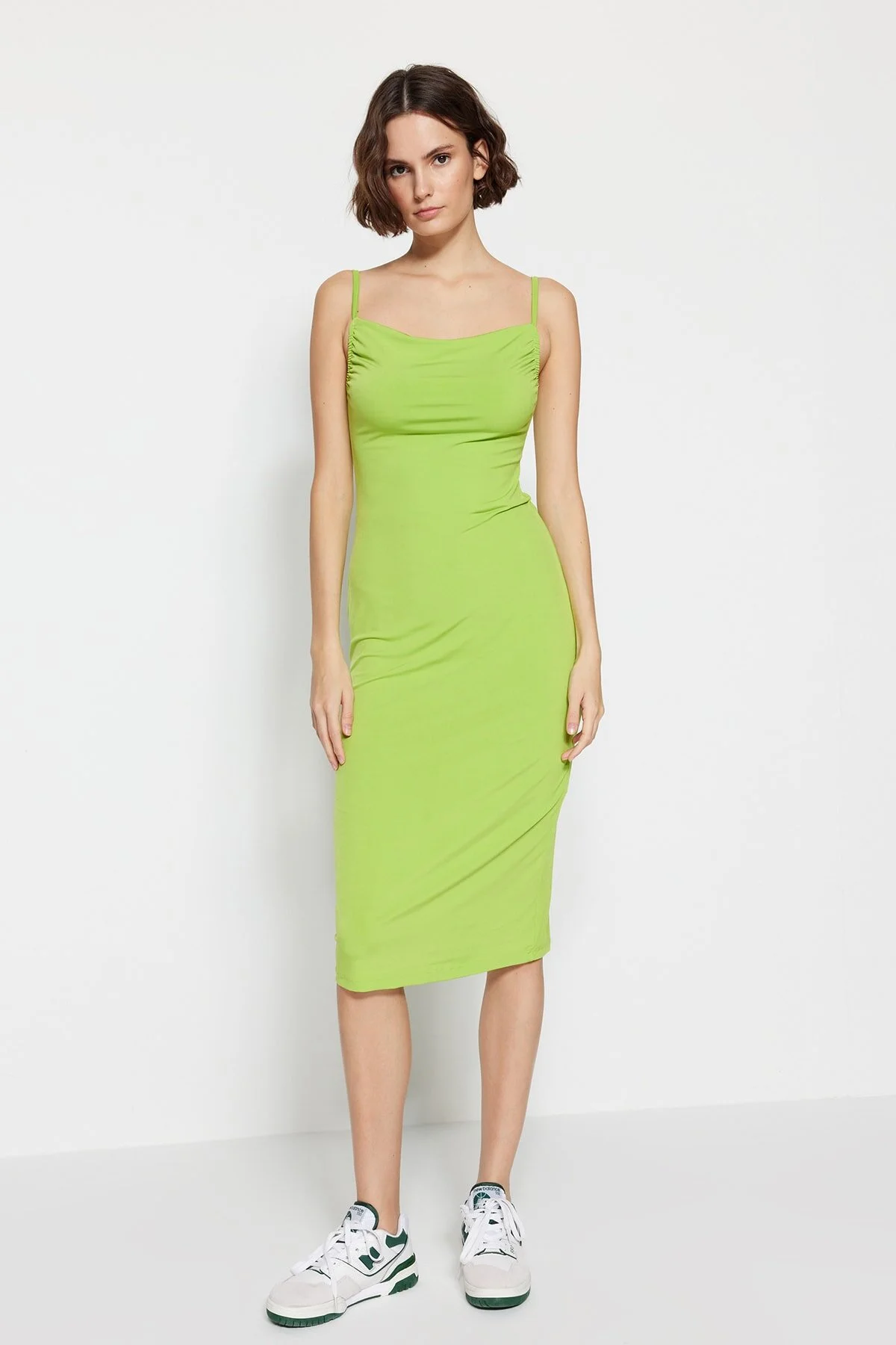 Trendyol Collection  Hellgrünes, figurbetontes, flexibles Strick-Bleistiftkleid mit Degaje-Kragen und Midi-Trägern TWOSS19AD0020