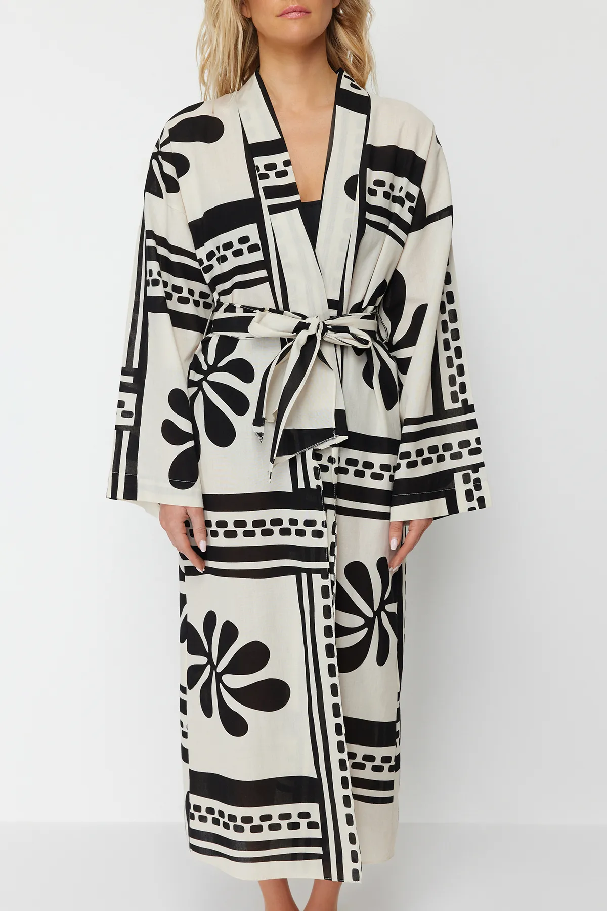 Trendyol Collection  Maxi-Kimono und Kaftan aus 100 % Baumwolle mit Blumenmuster und Gürtel TBESS24KM00013