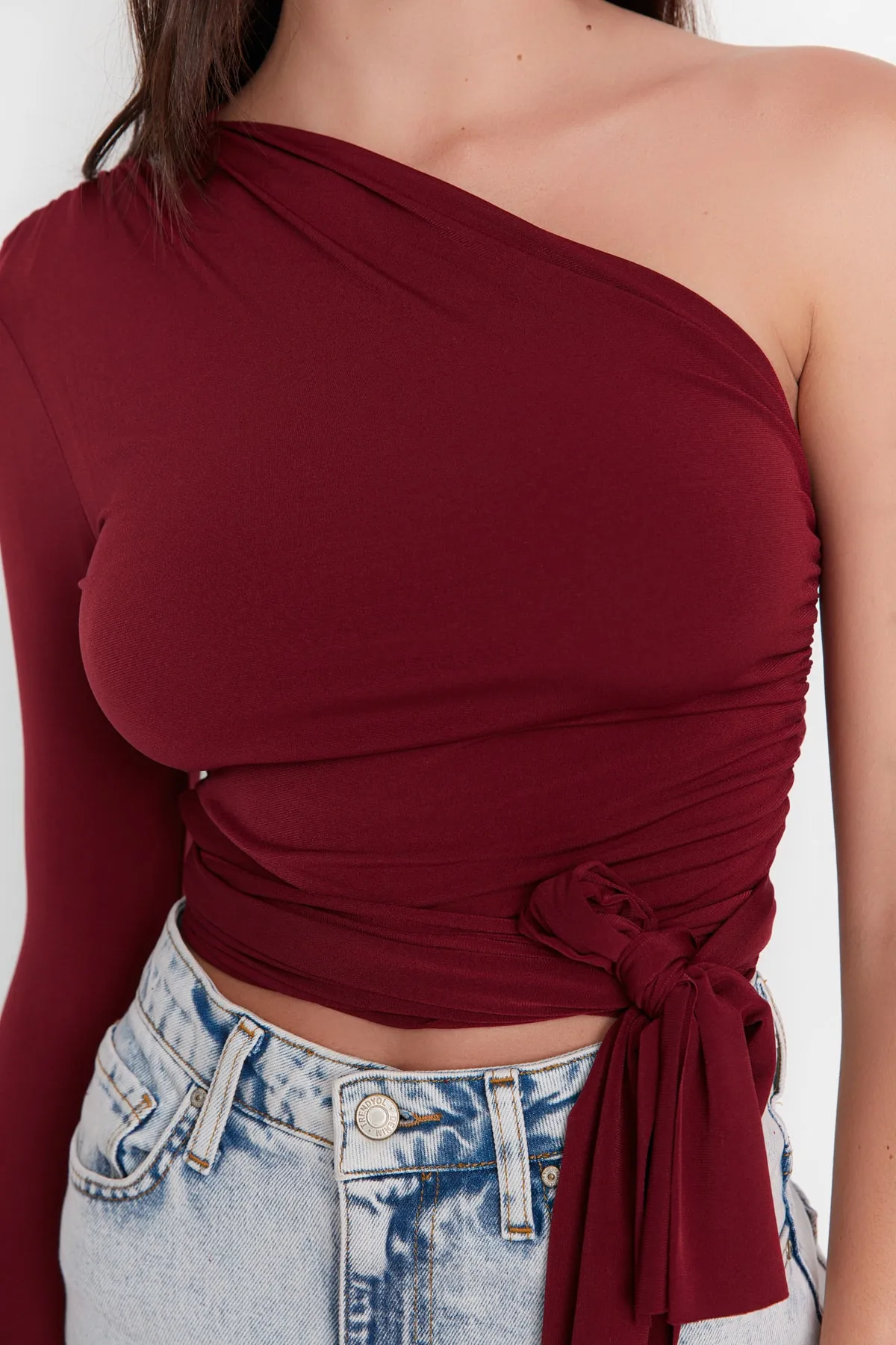 Trendyol Collection  Weinrote, schmal geschnittene, elastische Strickbluse mit einem Ärmel und detailliertem Bindeband TWOAW23BZ00094
