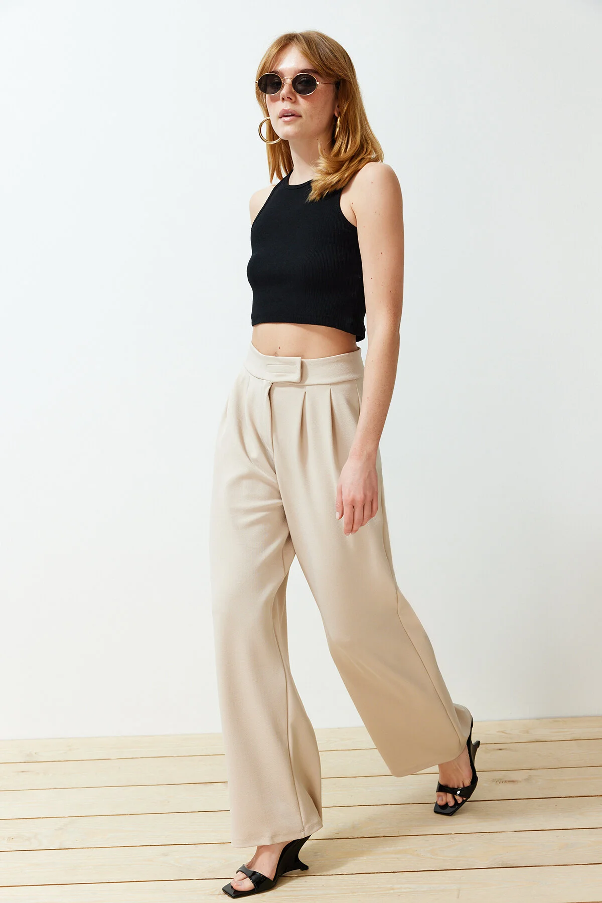 Trendyol Collection  Steinfarbene Strickhose mit hohem Bund, weitem Bein und Klettverschluss, Faltenwurf, TWOAW24PL00177
