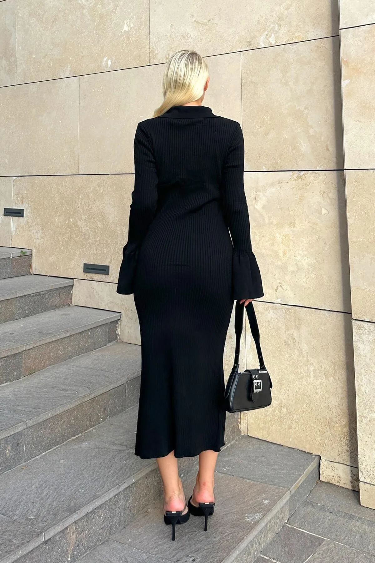 Swist  Schwarzes Midi-Strickkleid für Damen mit Sasha-Polokragen und geknöpften Ärmeln
