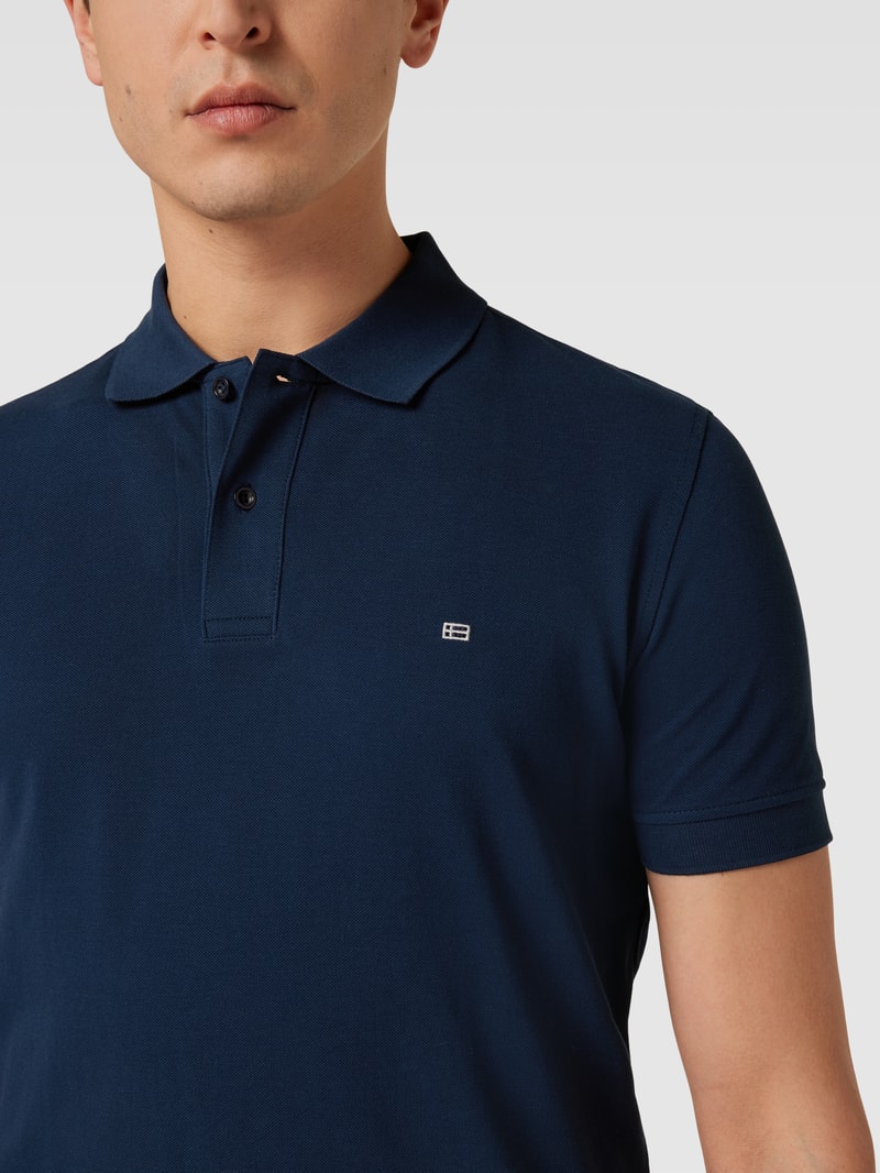 Poloshirt mit Label-Stitching in dunkelblau