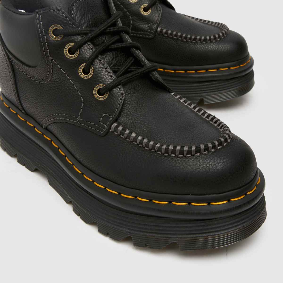 Dr. Martens škornji zebzag s 4 luknjami v črni barvi