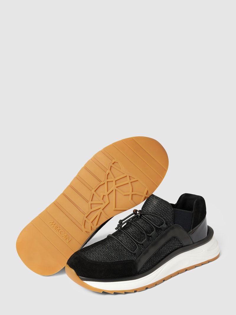 Sneaker mit Label-Detail in schwarz
