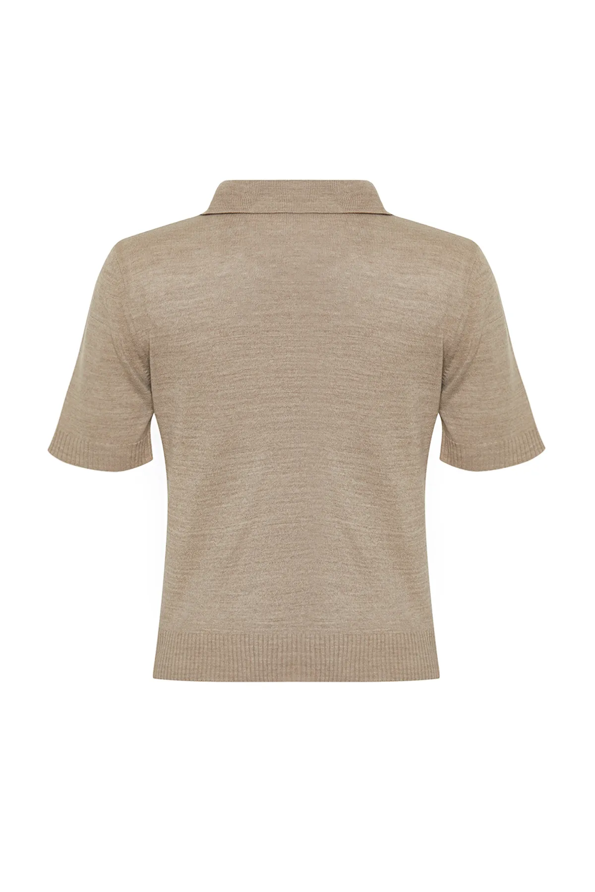 Trendyol Collection  Ecrufarbener Strickpullover mit Polokragen und Farbblock im T-Shirt-Look TWOSS24KZ00026