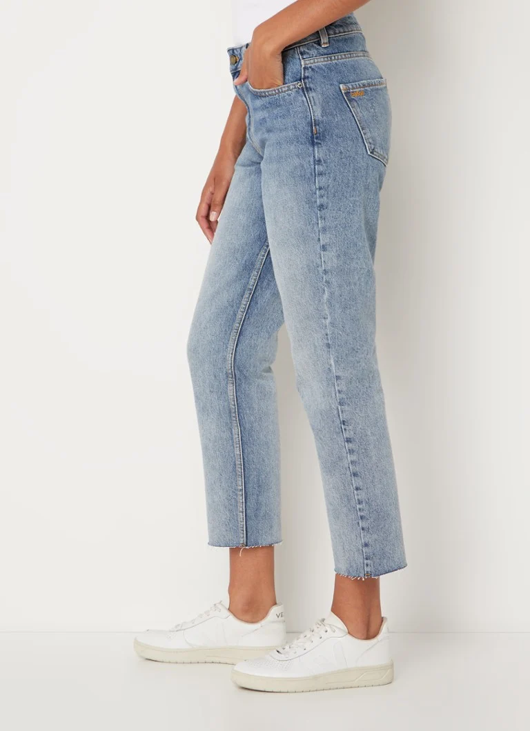 Blugi Jean Evan, cu talie medie, lungime până la gleznă, confecționați din material elastic.